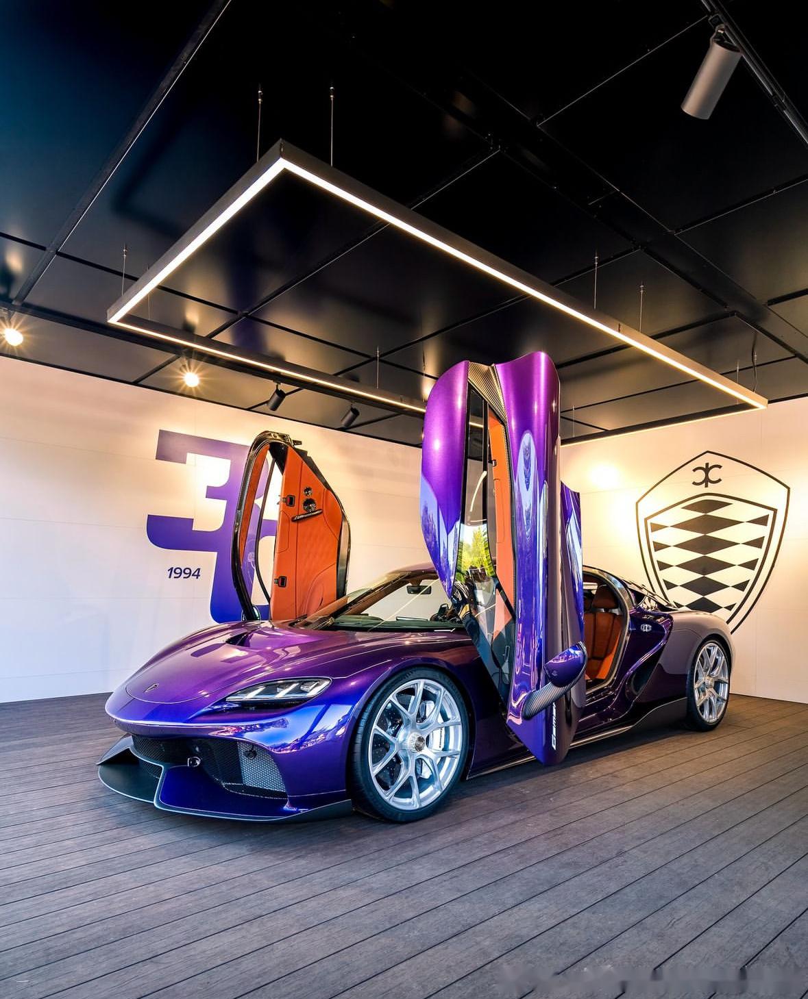 科尼赛克成立30周年之际,发布了 gemera紫色配色,采用传统的指针仪表