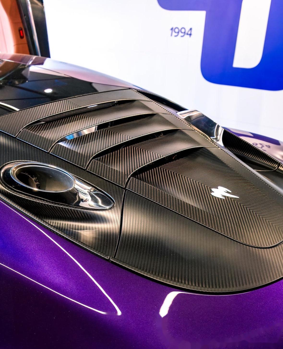 科尼赛克成立30周年之际,发布了 gemera紫色配色,采用传统的指针仪表