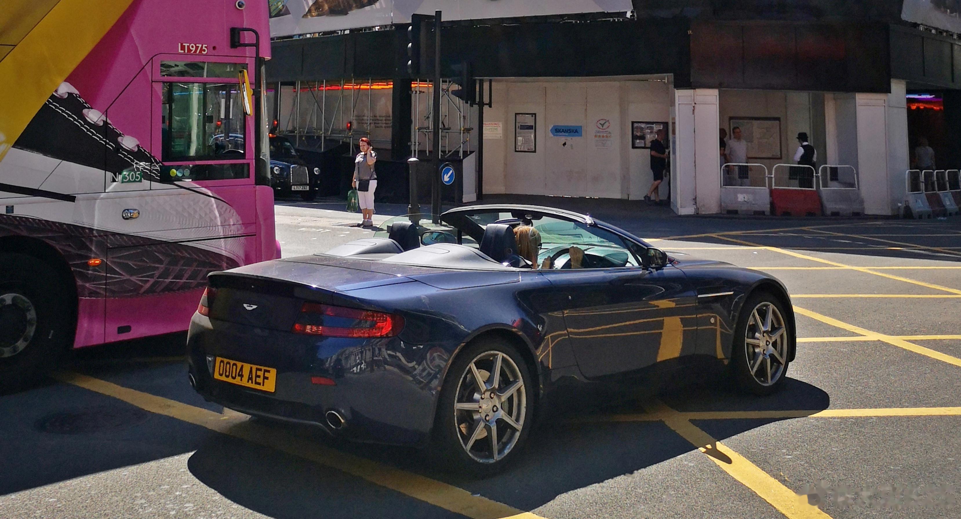 当前位置:>易车>社区>roadster社区>英国(伦敦)阿斯顿马丁v8vantage