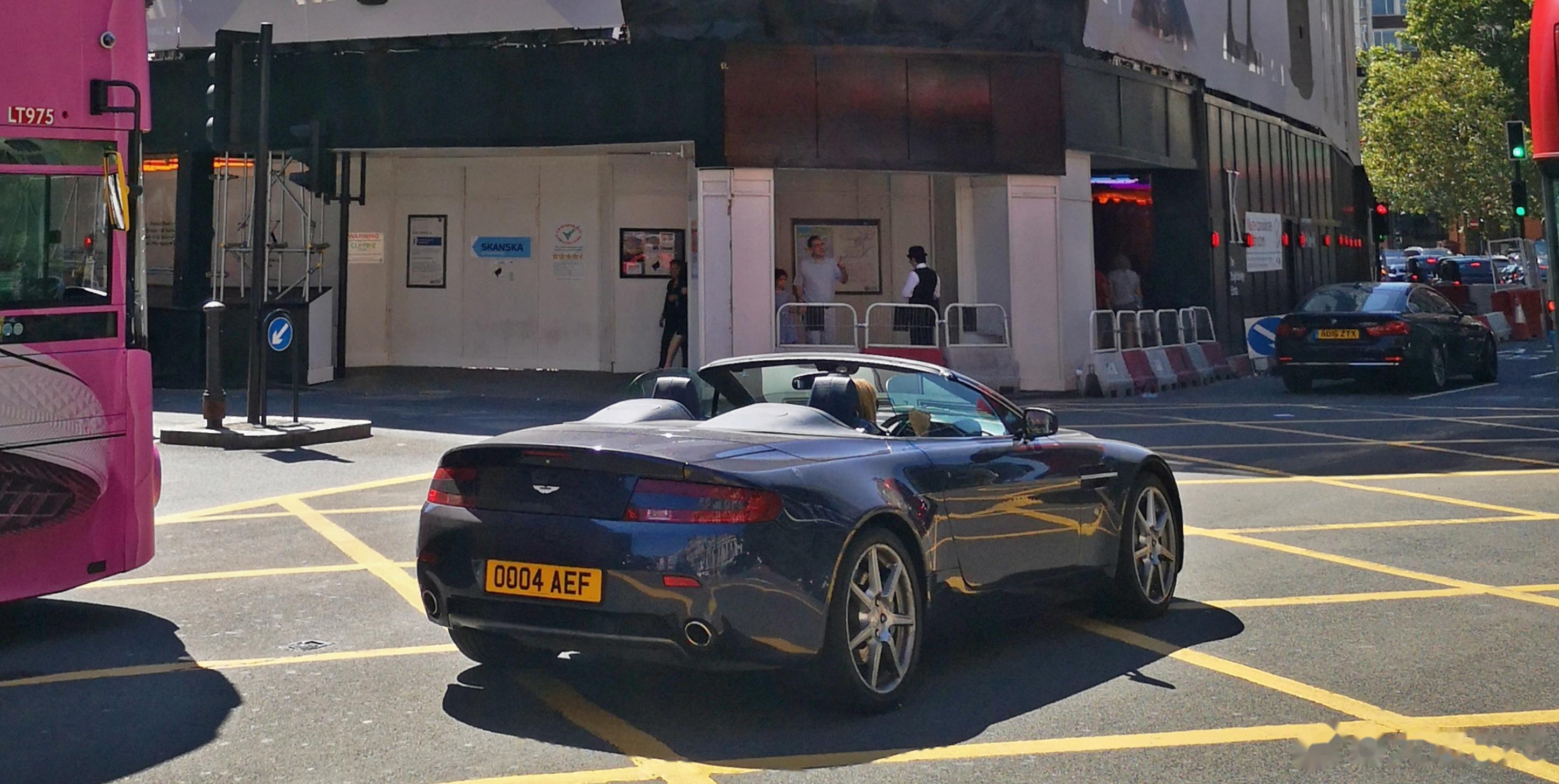 当前位置:>易车>社区>roadster社区>英国(伦敦)阿斯顿马丁v8vantage