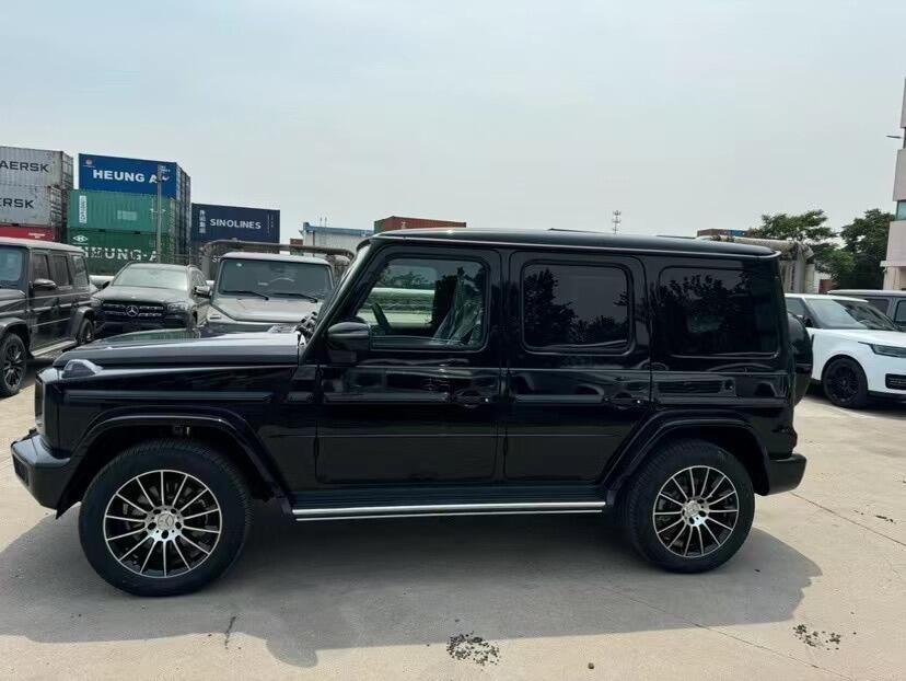 178万奔驰g400d 颜色:黑色/黑红双拼,amg外观组件,20寸轮毂,独家内