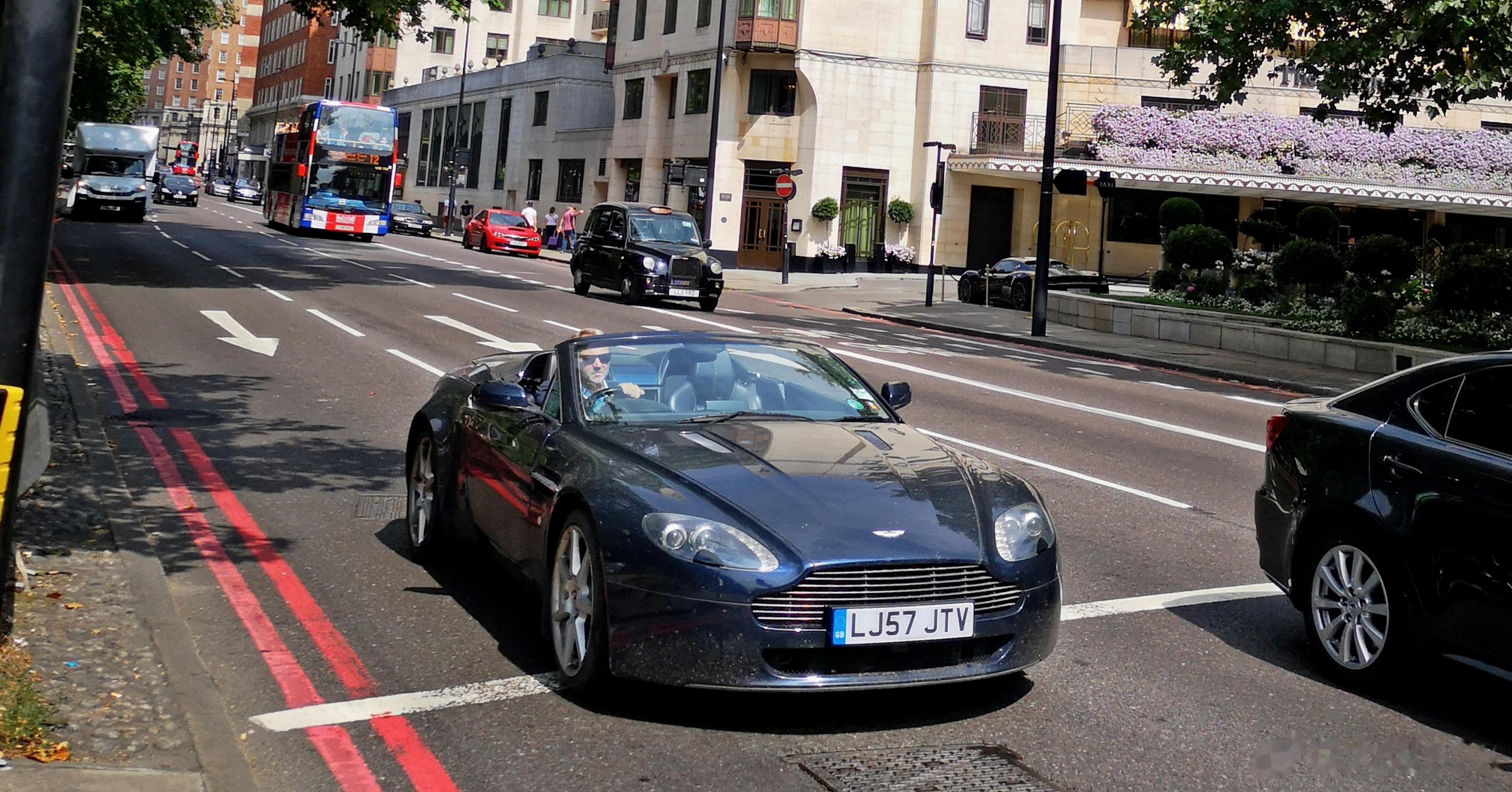 当前位置:>易车>社区>roadster社区>英国(伦敦)阿斯顿马丁v8vantage