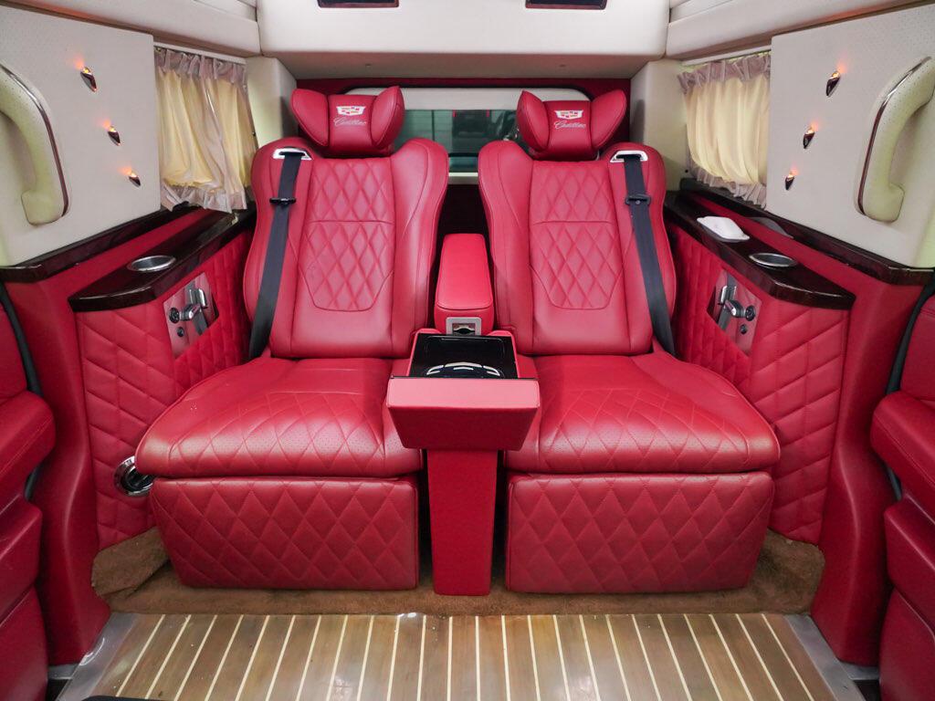 2019年凯迪拉克凯雷德 全尺寸超大型suv 铂金加长版 车长5.9米多 6.