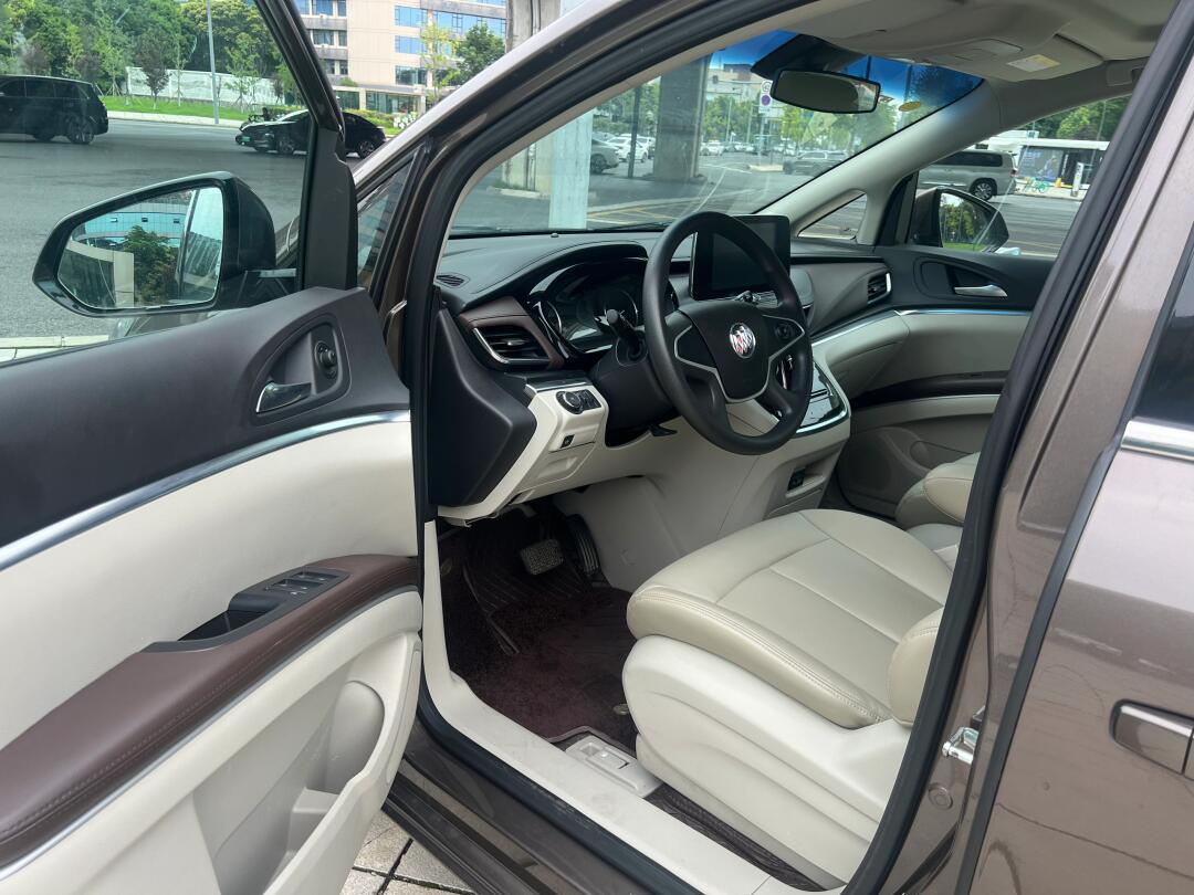 别克gl8陆地公务舱