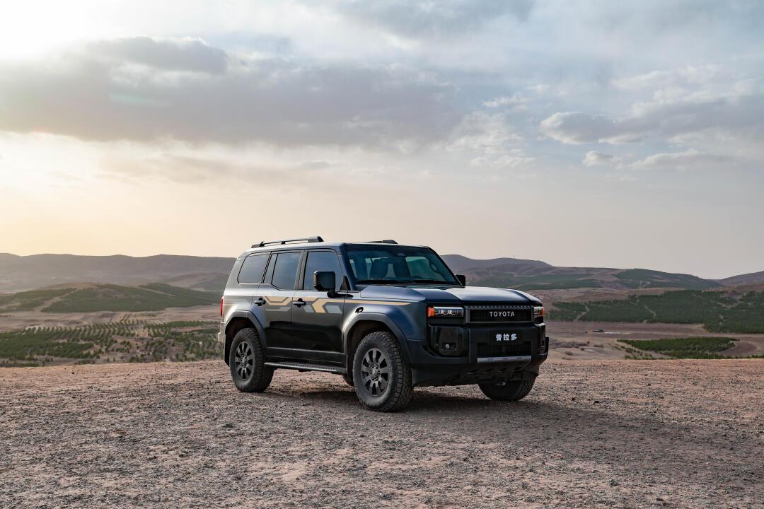 全新丰田普拉多在外观设计上采用了丰田新一代的硬派设计风格,相比上