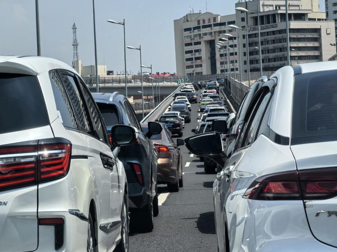 青岛市区高架路也在堵车09