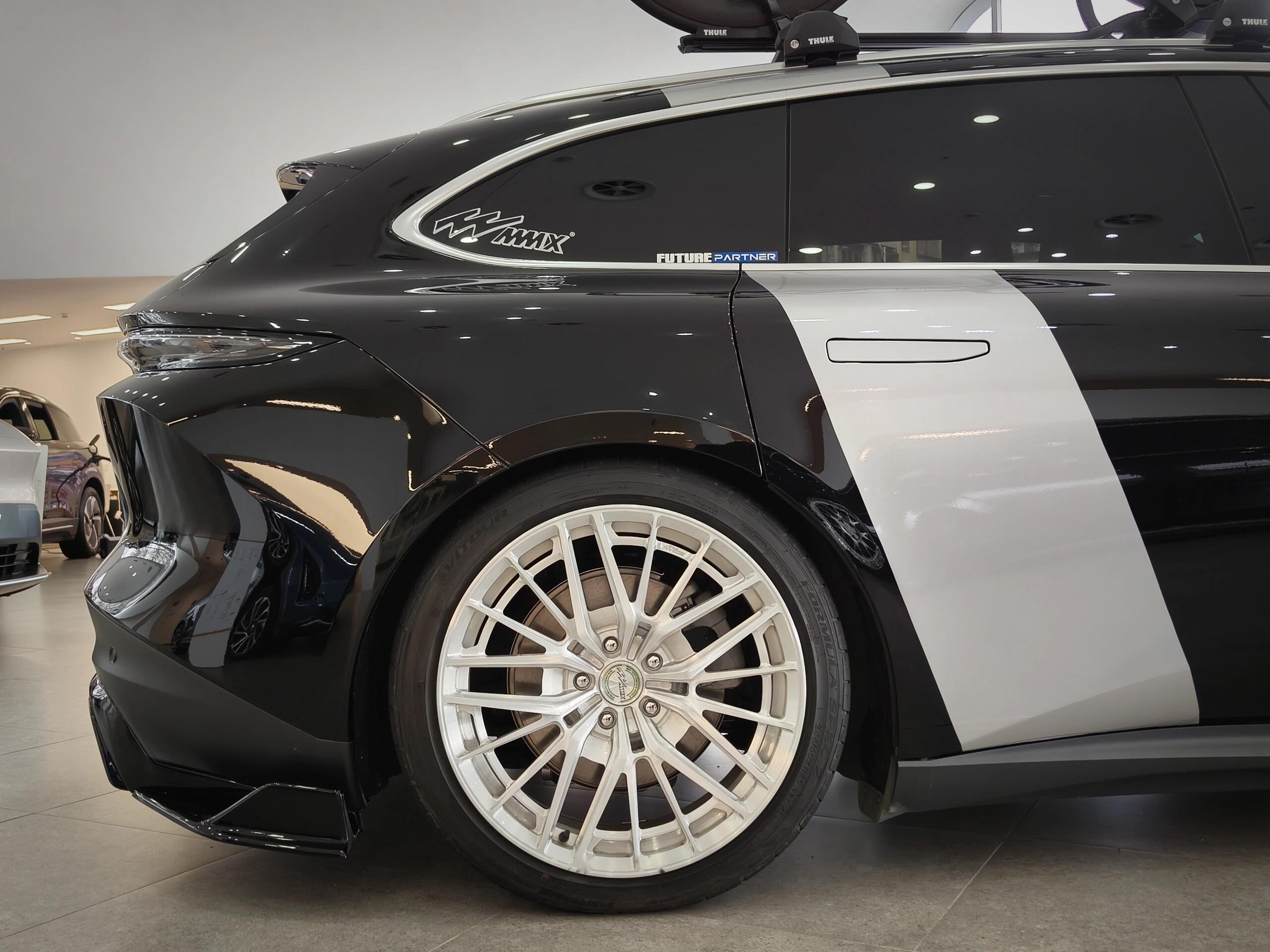 蔚来的展厅都开始摆上改装车啦,但有一说一,et5t的改装真的很出彩