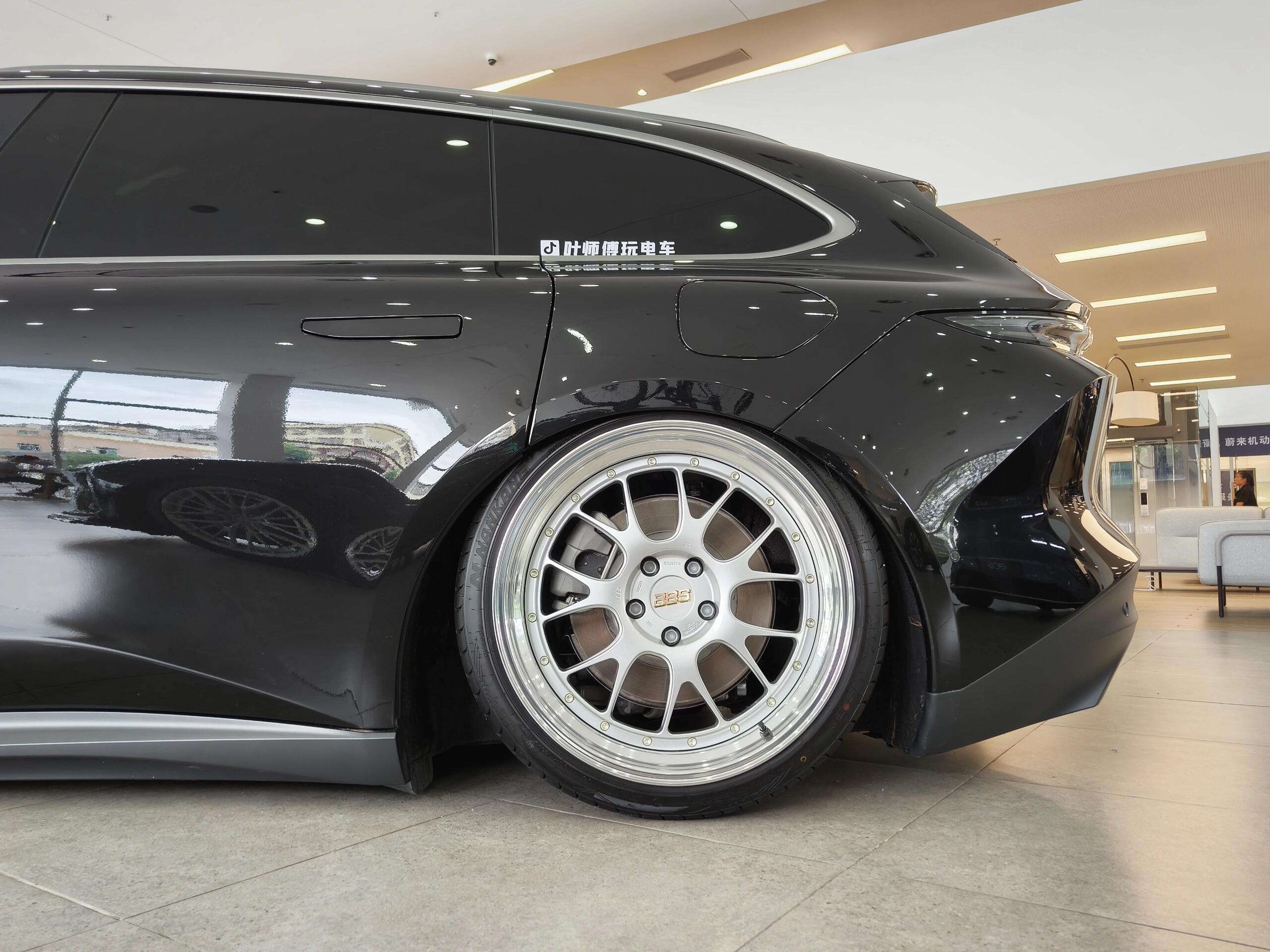 蔚来的展厅都开始摆上改装车啦,但有一说一,et5t的改装真的很出彩