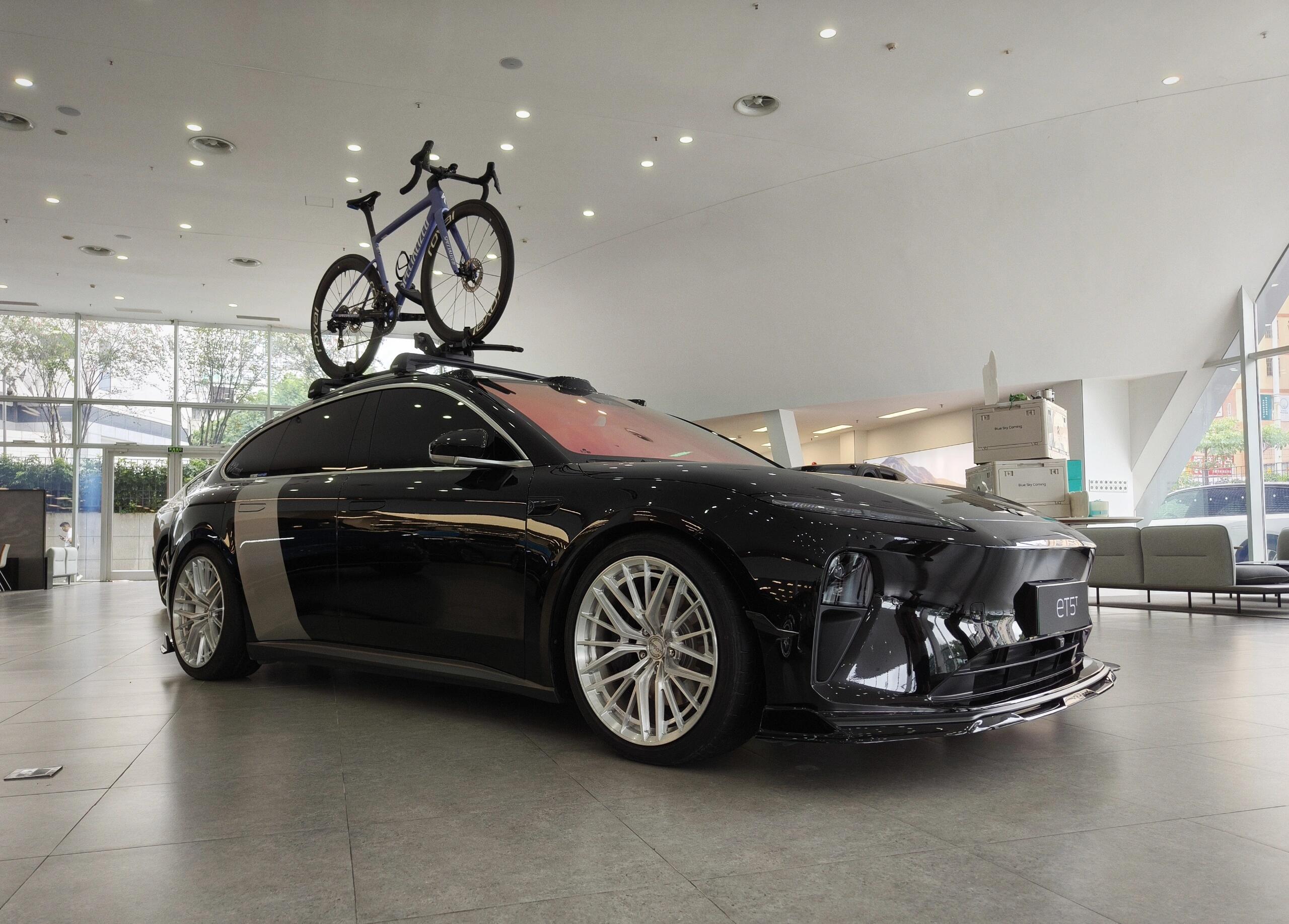 蔚来的展厅都开始摆上改装车啦,但有一说一,et5t的改装真的很出彩