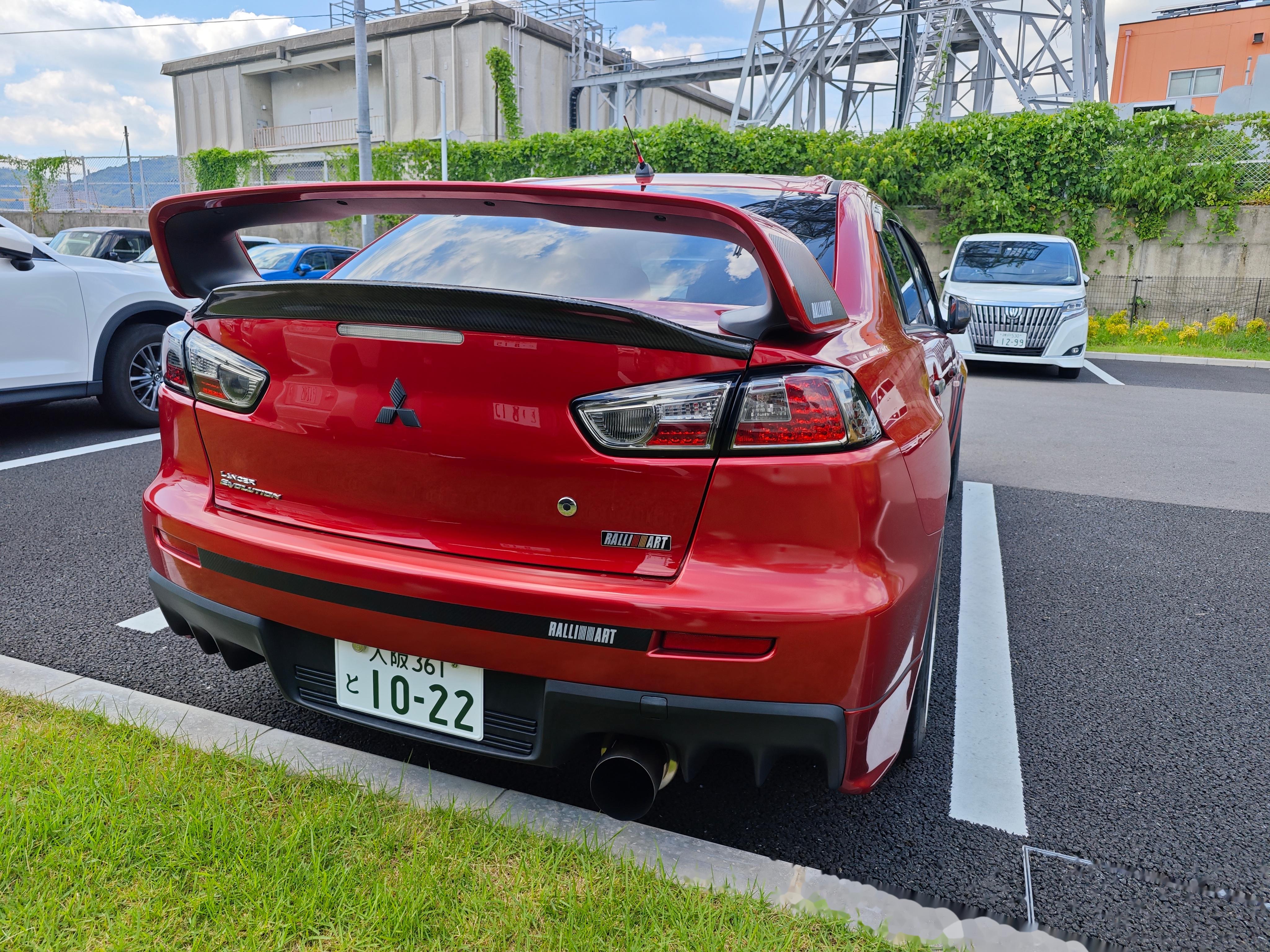 偶遇三菱 evo x.对于资深车迷,ralliart 这个铭牌远比 ultra