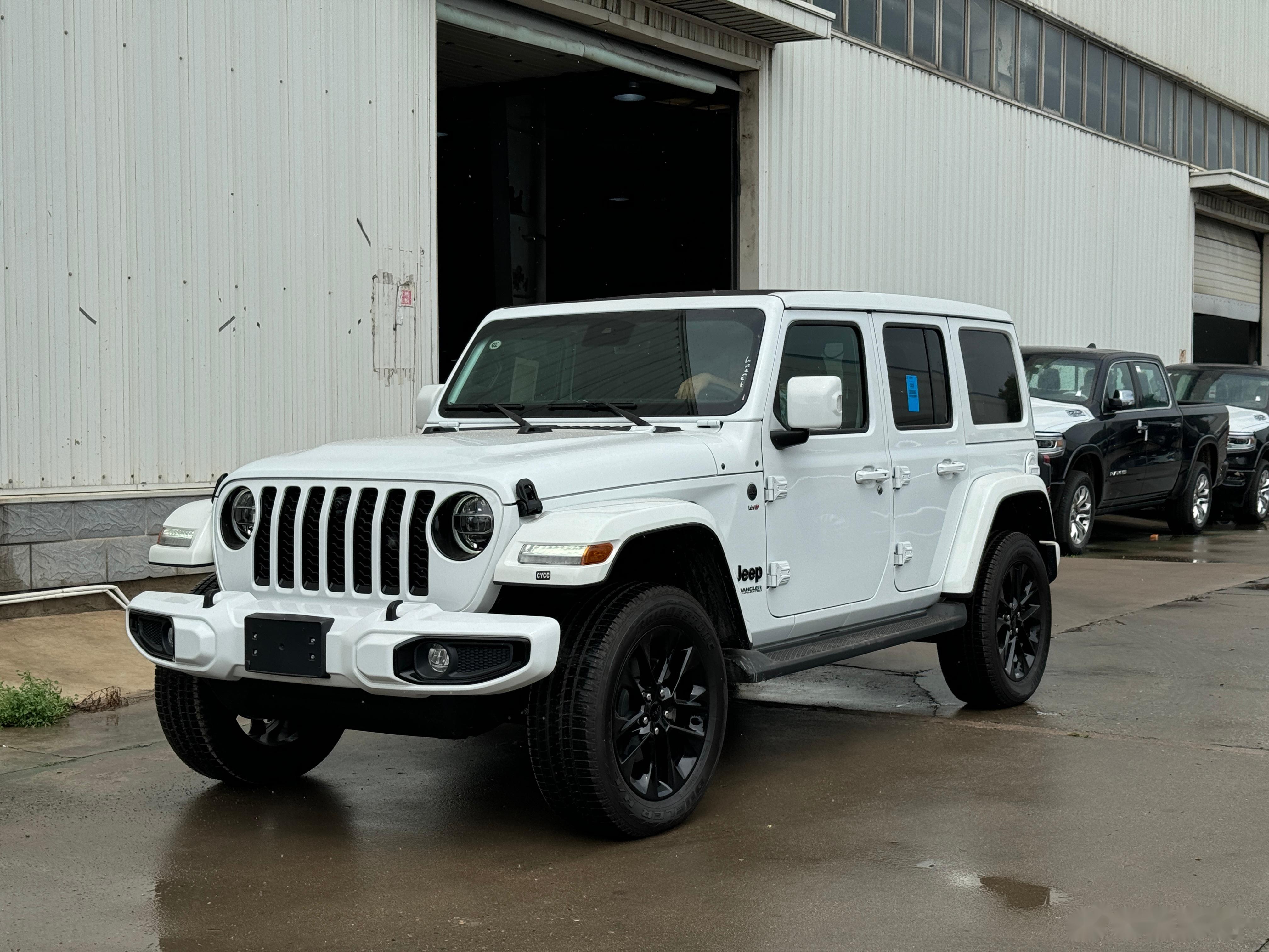 来组图吧,今儿天津又下雨凑合拍几张 纯白色的加版柴油牧马人高地限量