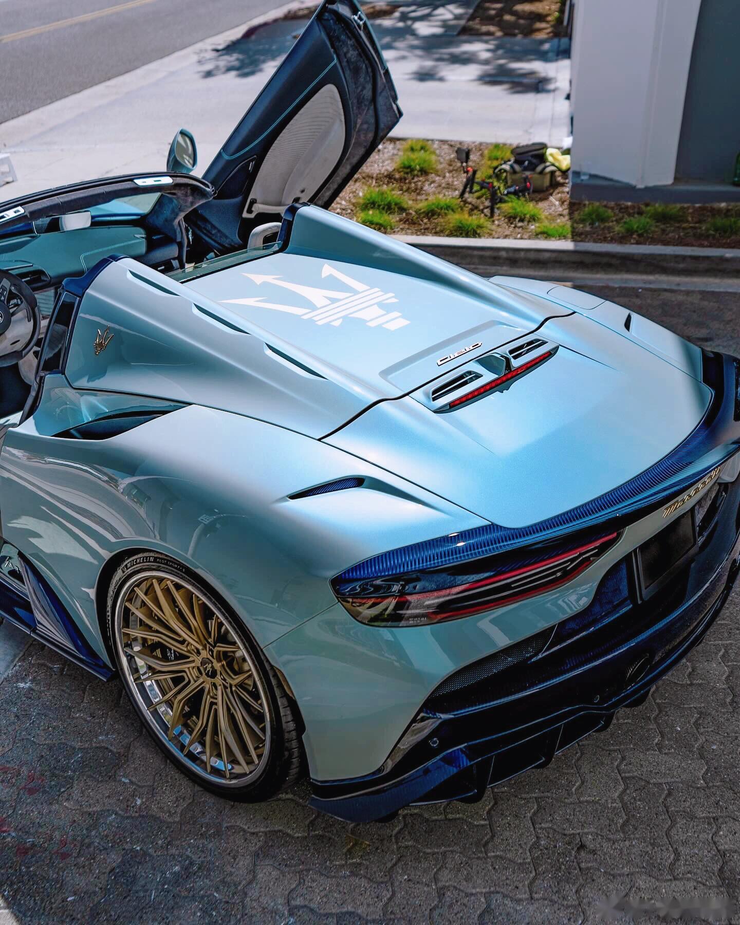 这泛着偏蓝色珠光的玛莎拉蒂mc20真的是绝了啊