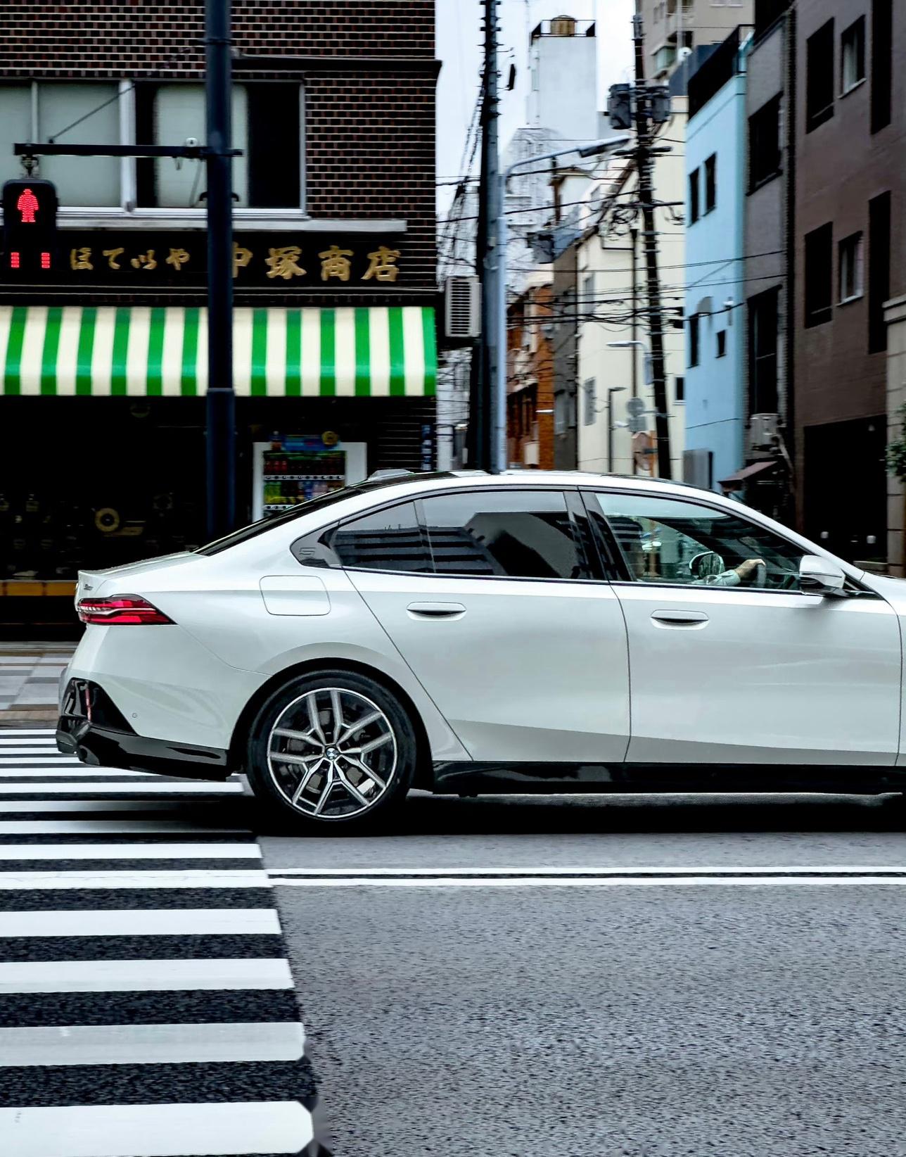 奶白色的宝马5系!你觉得好看不?