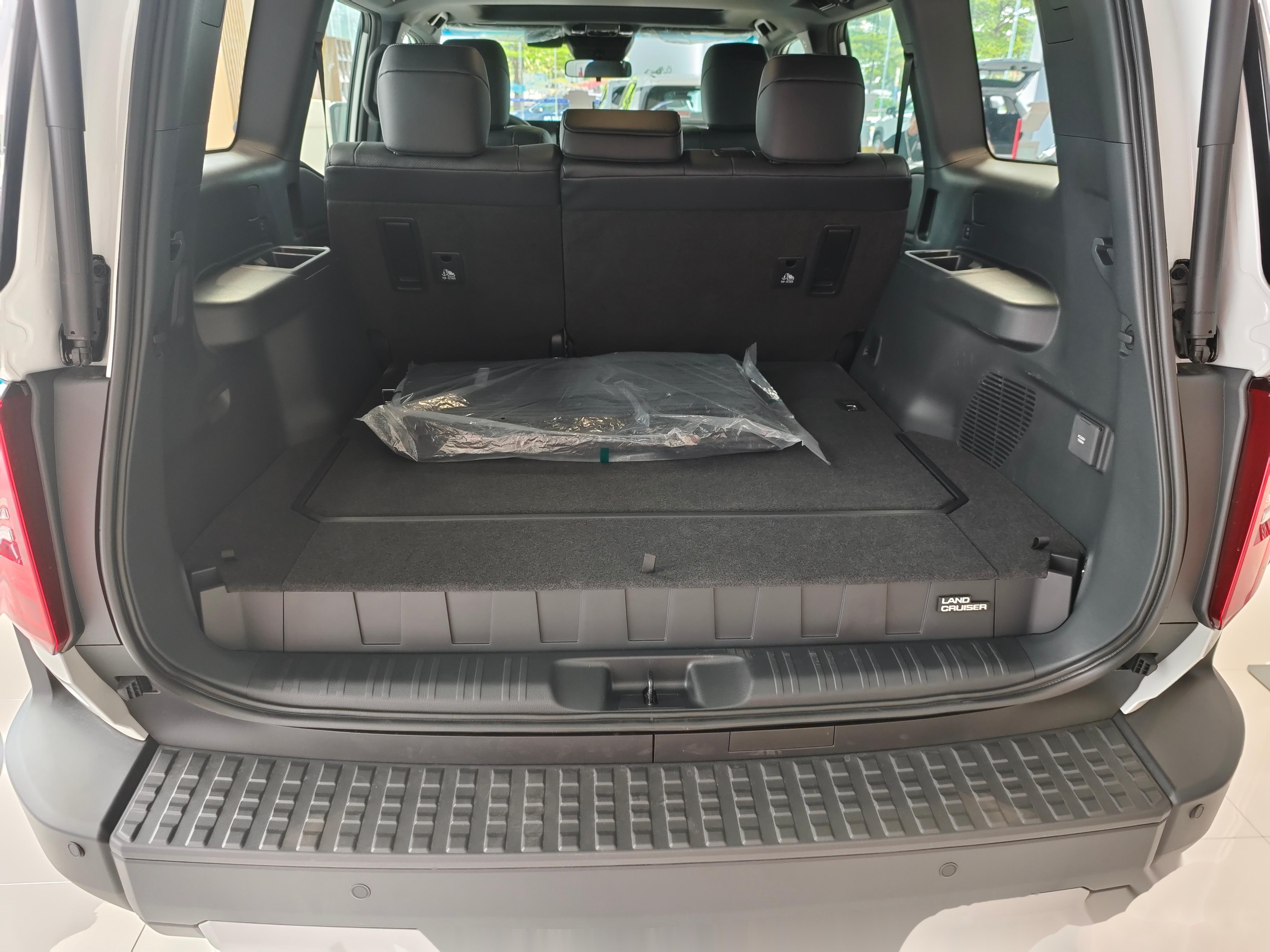 新款普拉多外形还是好看的,坐进车里面满满的躬匠味道座椅质感也很差