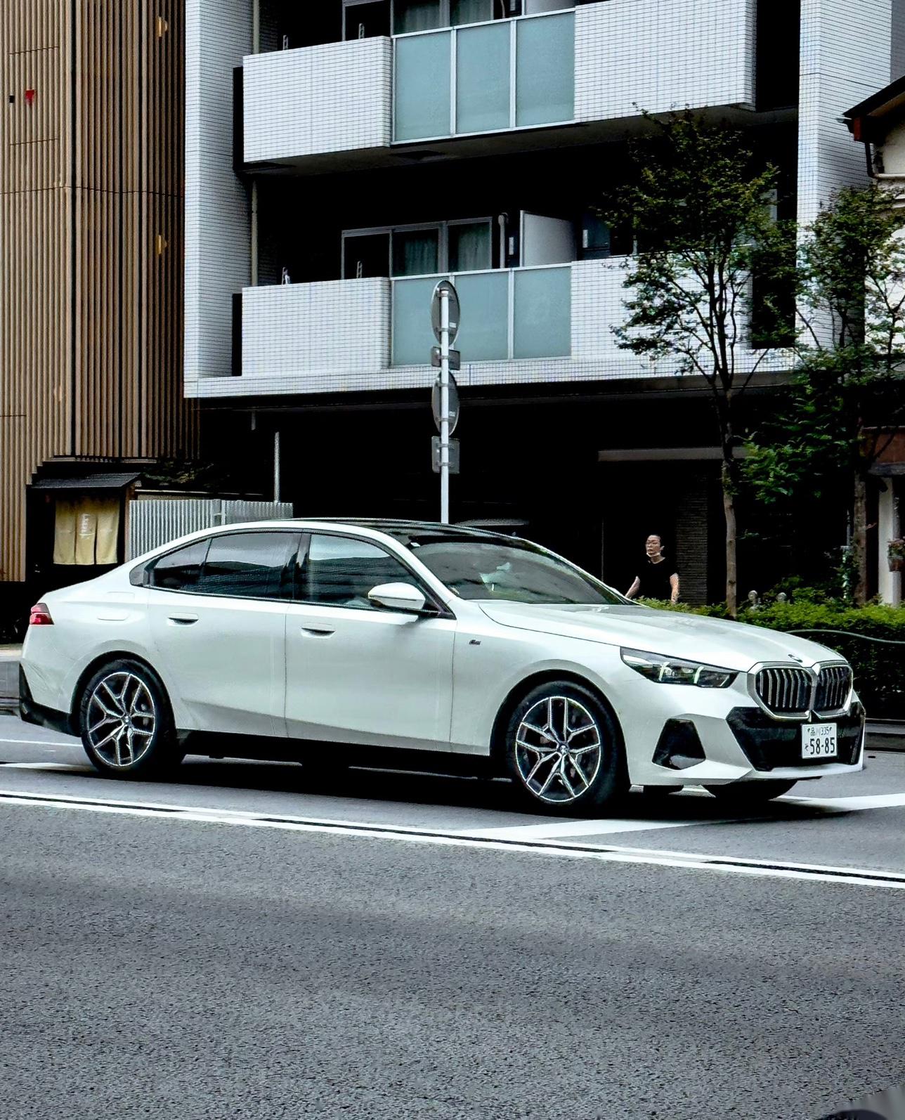 奶白色的宝马5系!你觉得好看不?