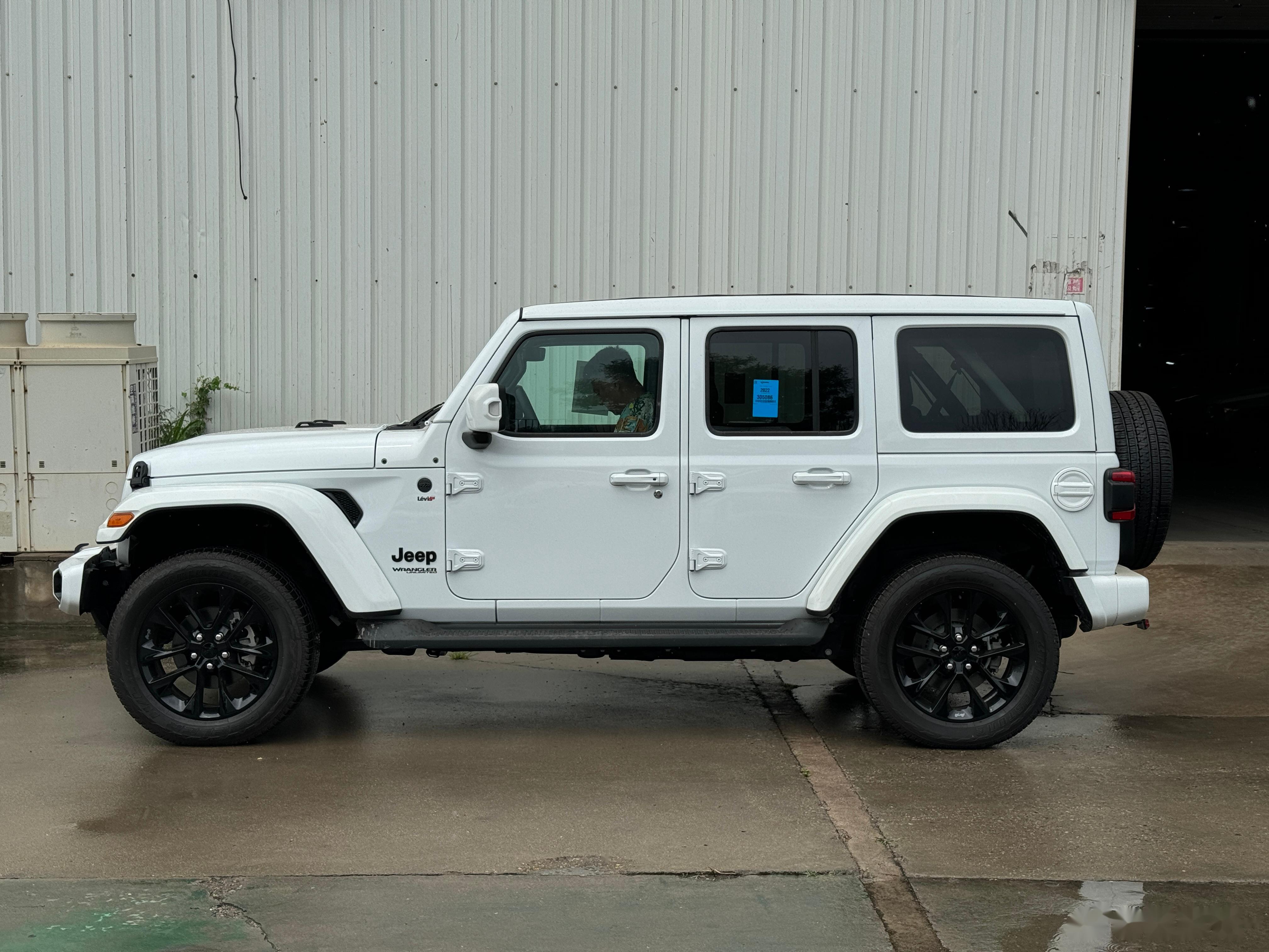 来组图吧,今儿天津又下雨凑合拍几张 纯白色的加版柴油牧马人高地限量