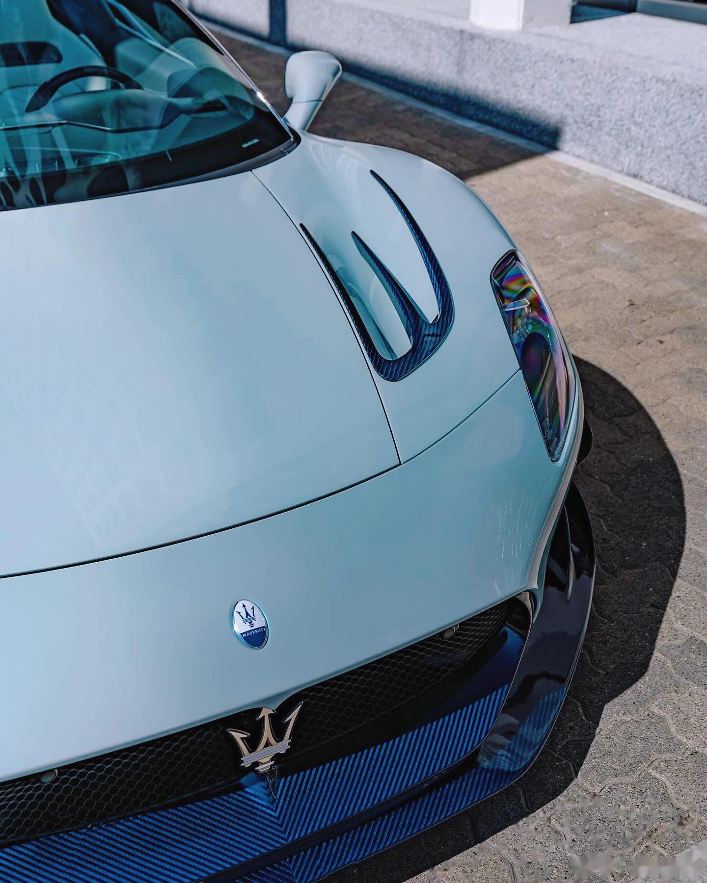 这泛着偏蓝色珠光的玛莎拉蒂mc20真的是绝了啊