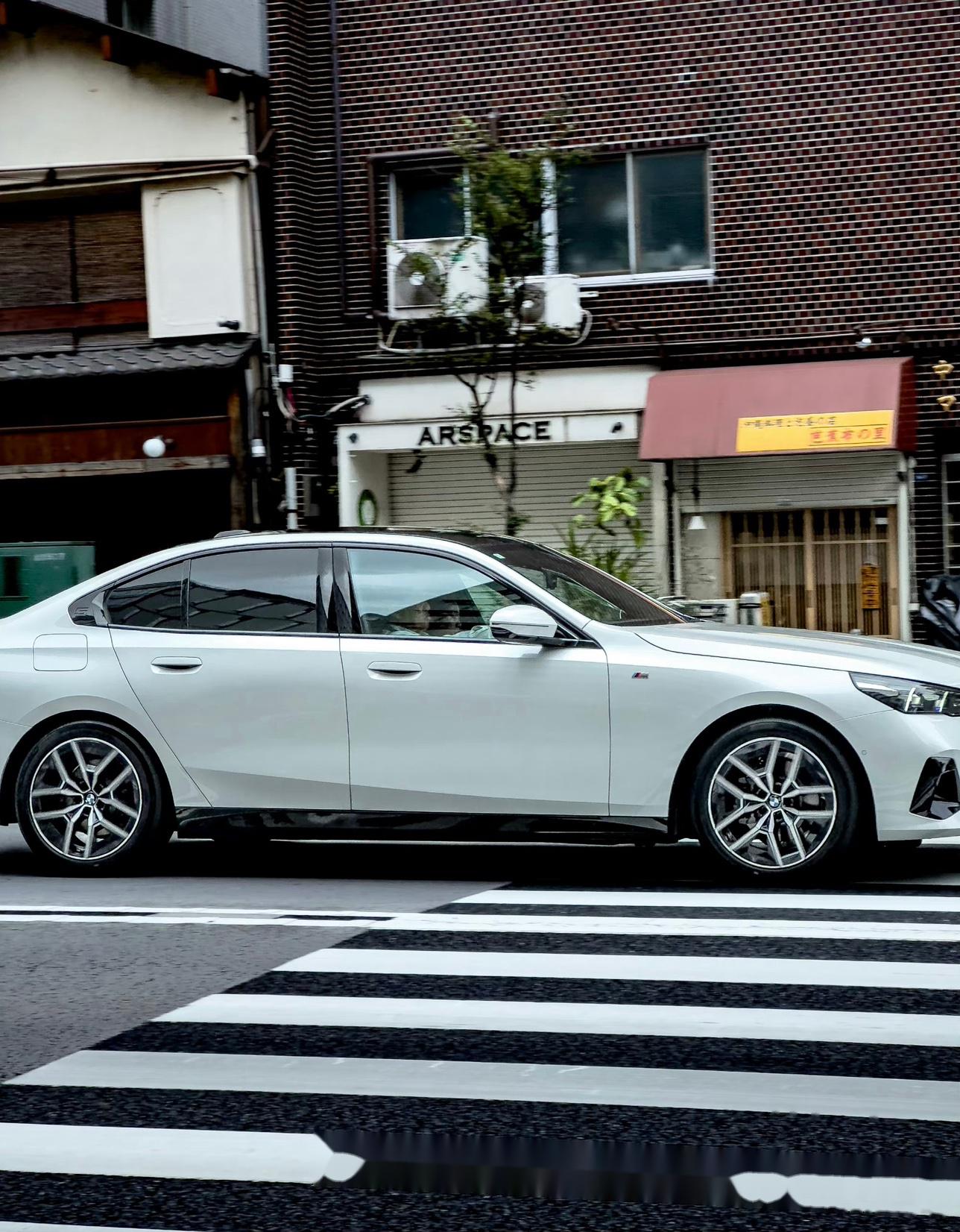 奶白色的宝马5系!你觉得好看不?