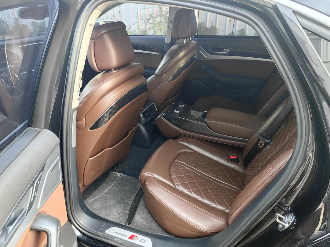 17款奥迪s8 4.0t 西装暴徒 碳纤维内饰 大轮