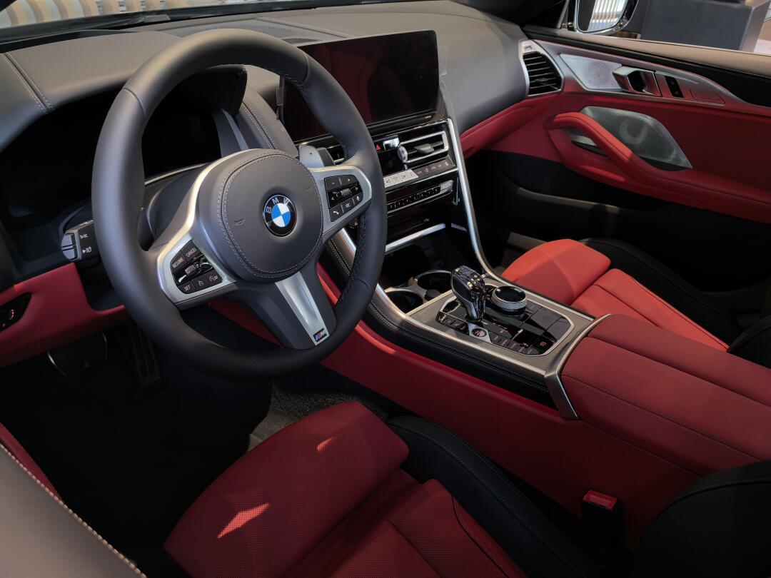 宝马8系四门四驱 直6 3.0t.碧玺灰 云锦红
