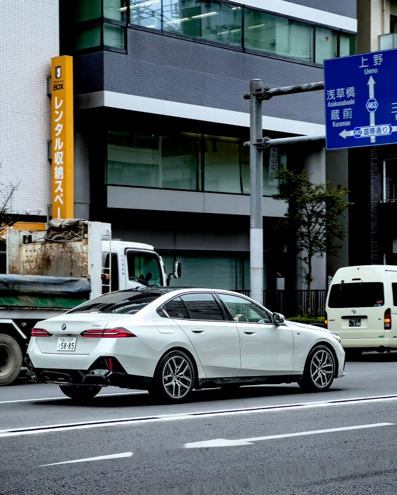 奶白色的宝马5系!你觉得好看不?