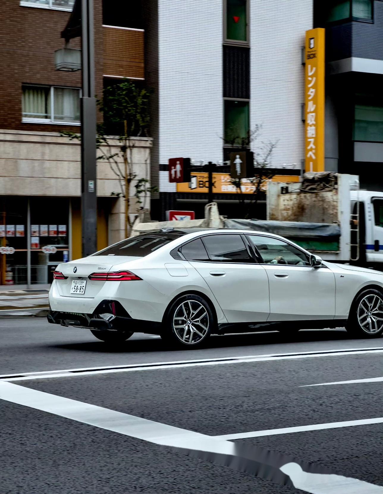 奶白色的宝马5系!你觉得好看不?