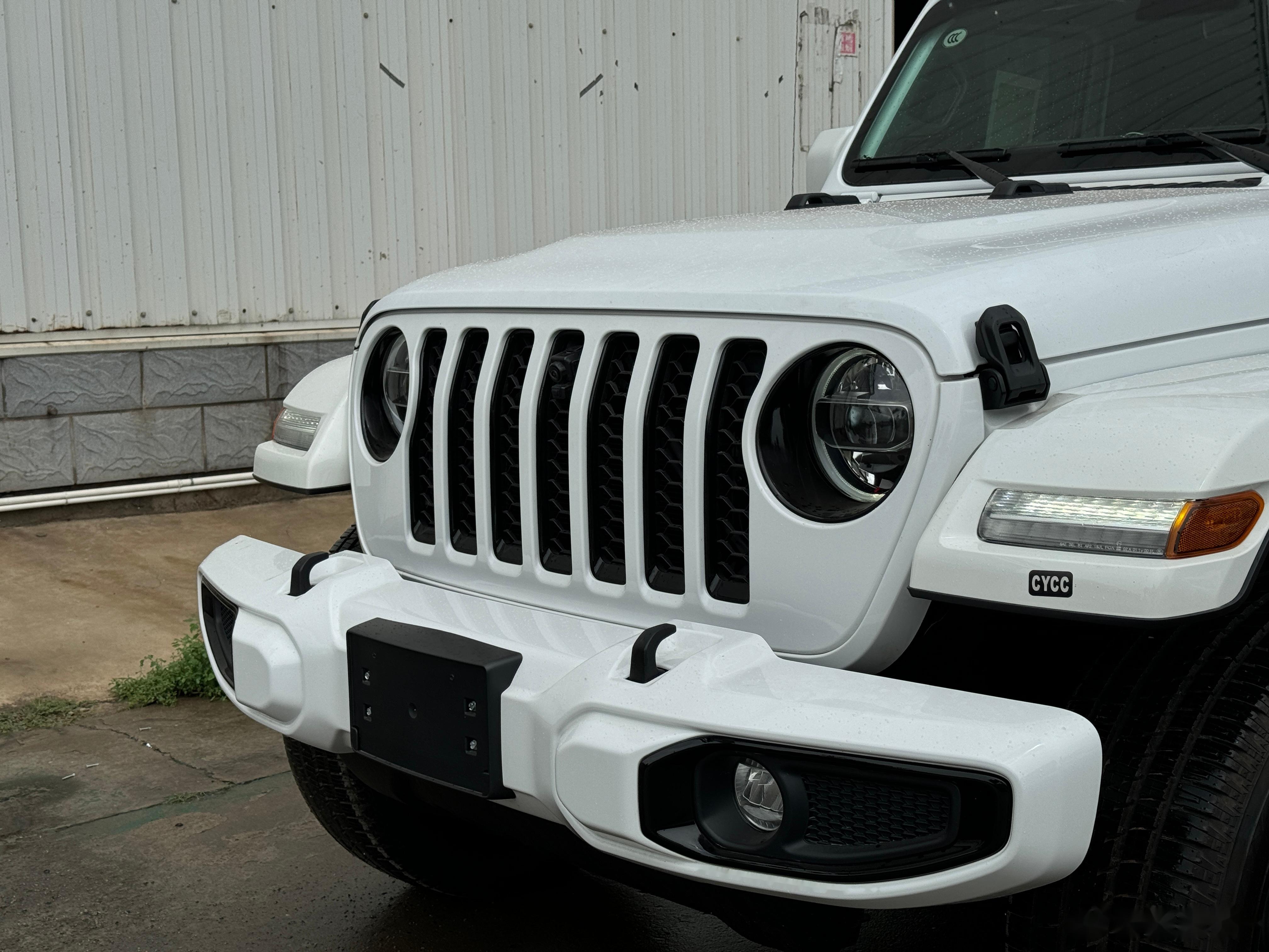 来组图吧,今儿天津又下雨凑合拍几张 纯白色的加版柴油牧马人高地限量