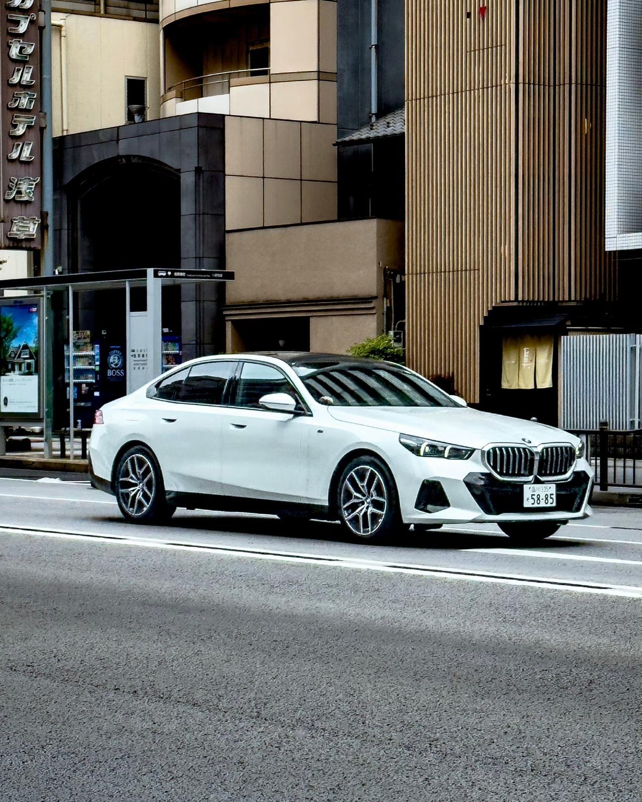 奶白色的宝马5系!你觉得好看不?