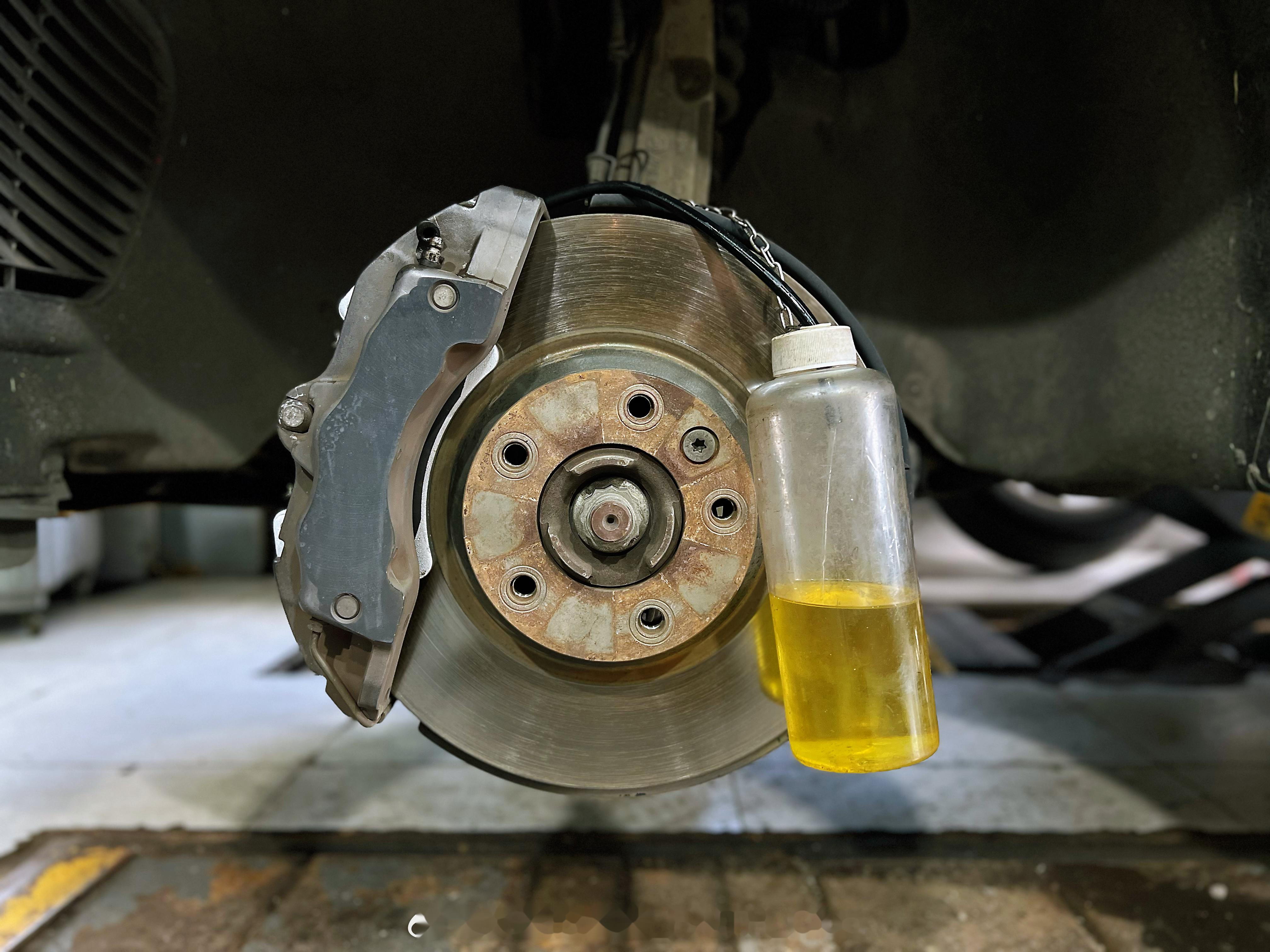 奥迪q7制动升级: -刹森高性能刹车片, -hel刹车油管钢喉, 以改代修