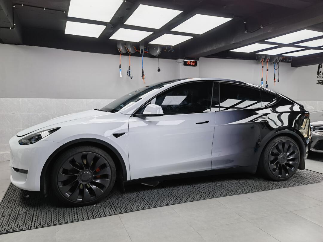 特斯拉model y黑白渐变改色膜