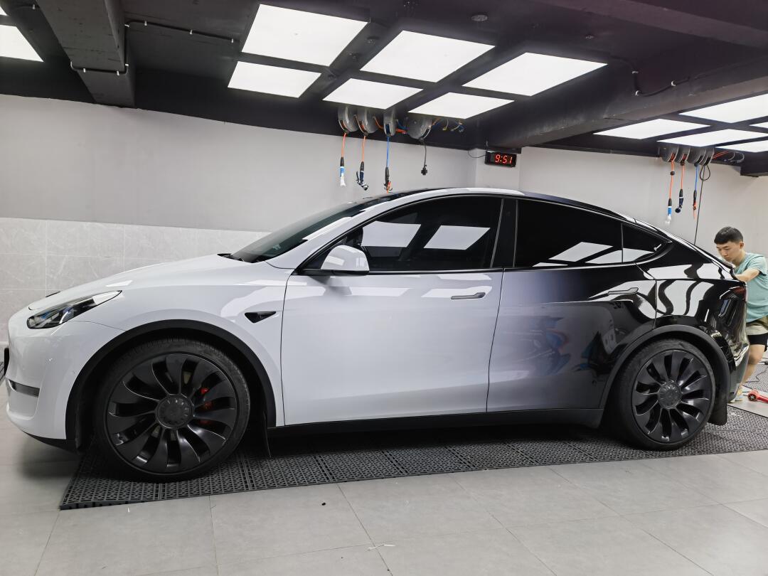 特斯拉model y黑白渐变改色膜