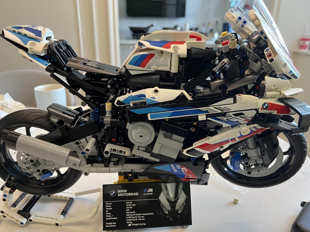 我想问一下哪里能买到真的宝马1000双r?