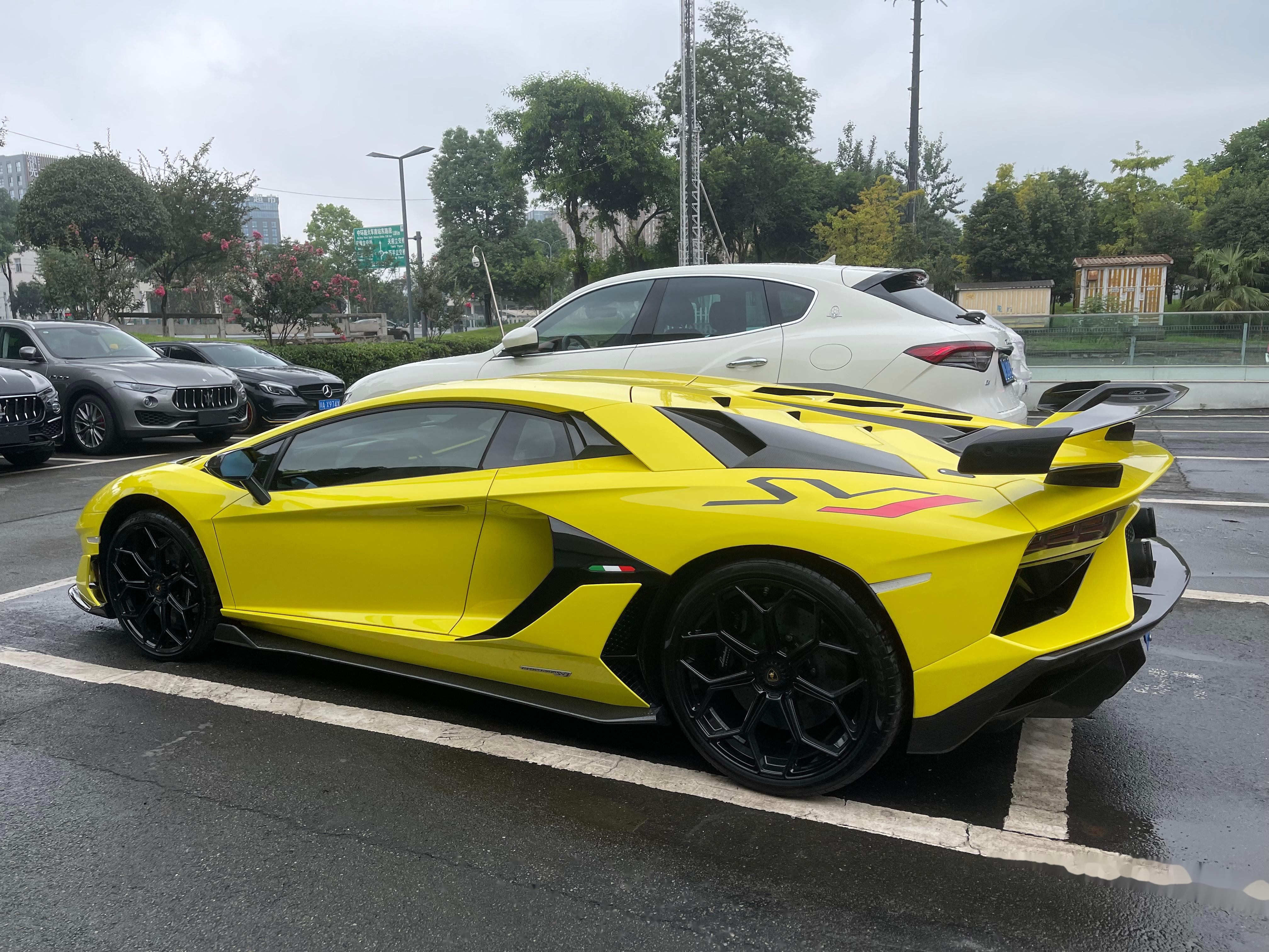 sf90 spider是法拉利首款量产插电式混合动力敞篷跑车,不管颜值还是