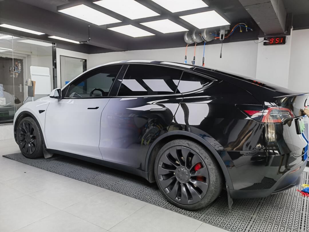 特斯拉model y黑白渐变改色膜