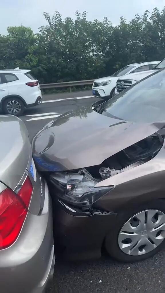 智己l6高速遇重大交通事故,aeb立功