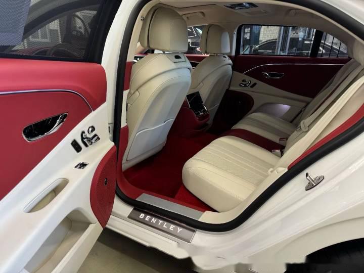 宾利飞驰v8仙女配色 冰川白/亚麻白-热刺红