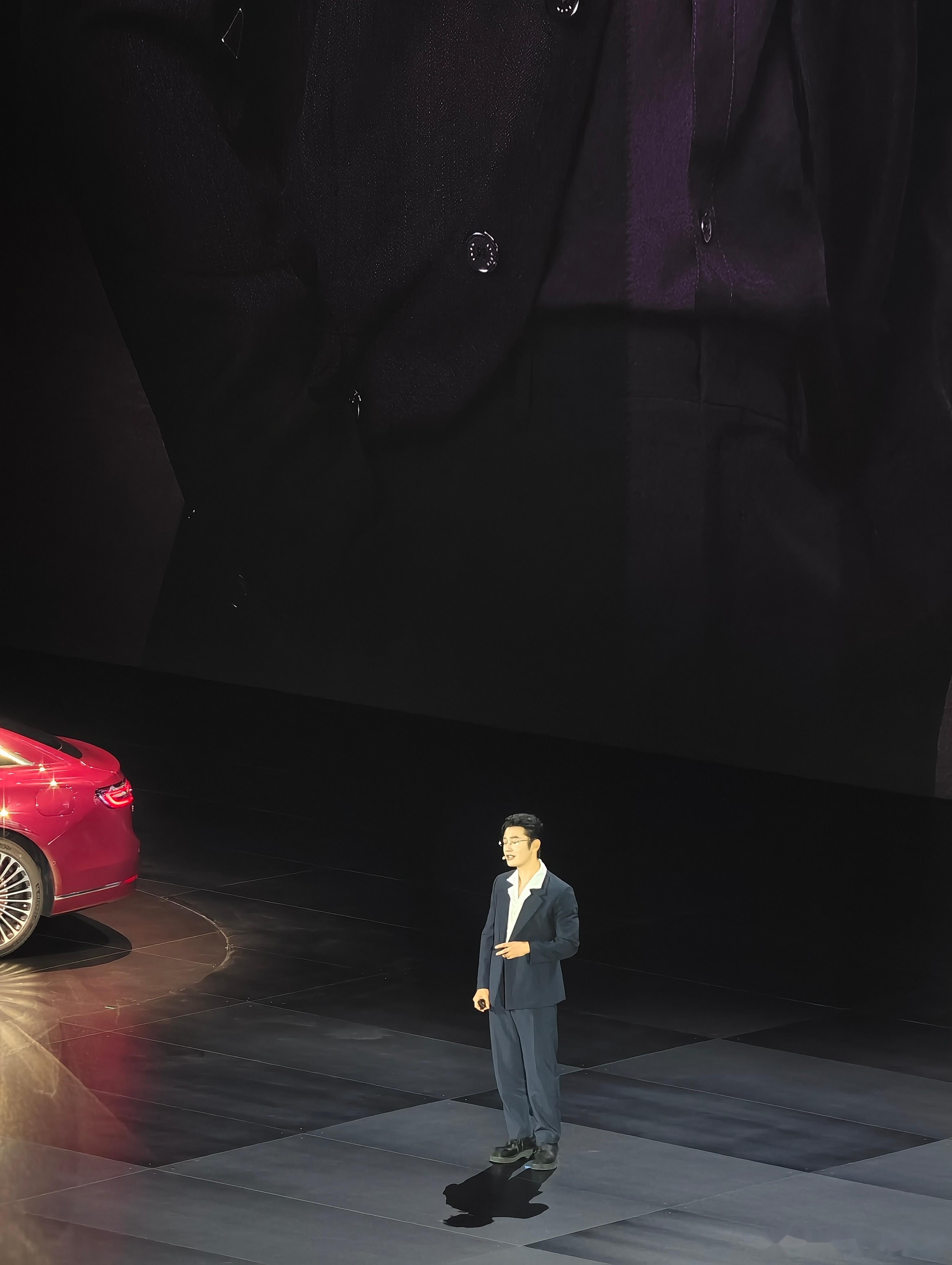 享界s9代言人黄晓明来现场了,瘦了好多啊,颜值还是在的!