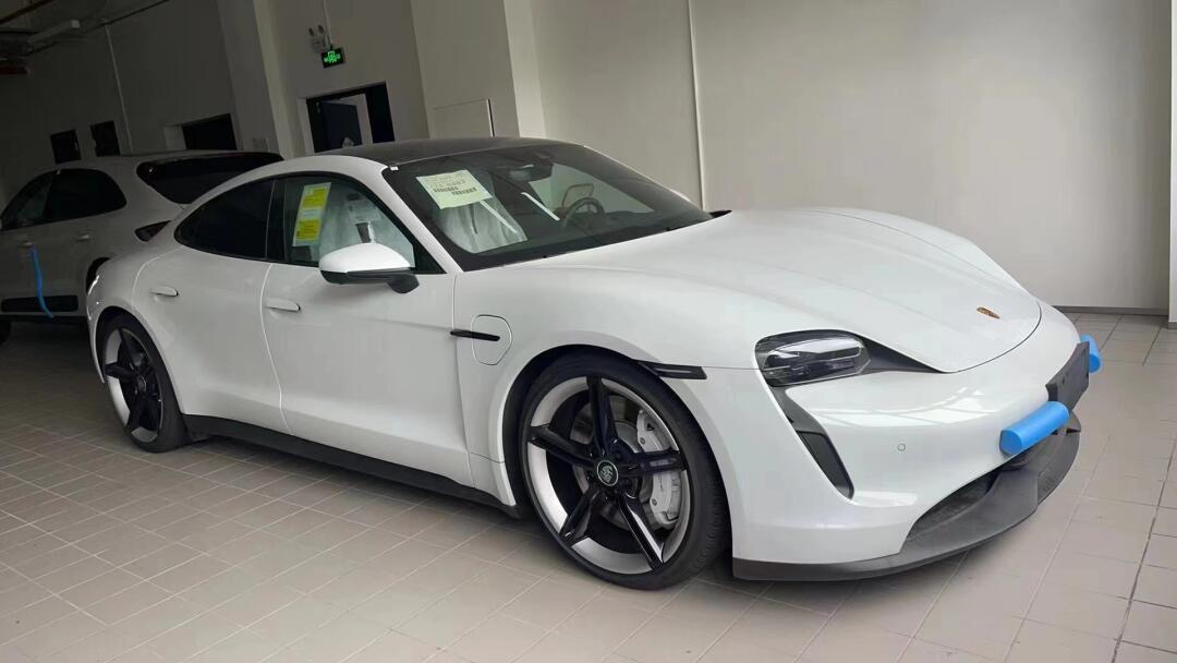 taycan 4s白红,带21 mission e轮_保时捷taycan社区_易车社区