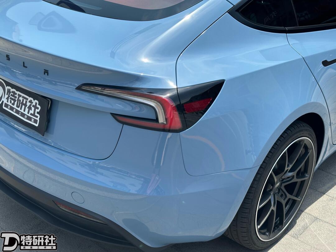 96特斯拉新装!model y瓷器蓝改色膜