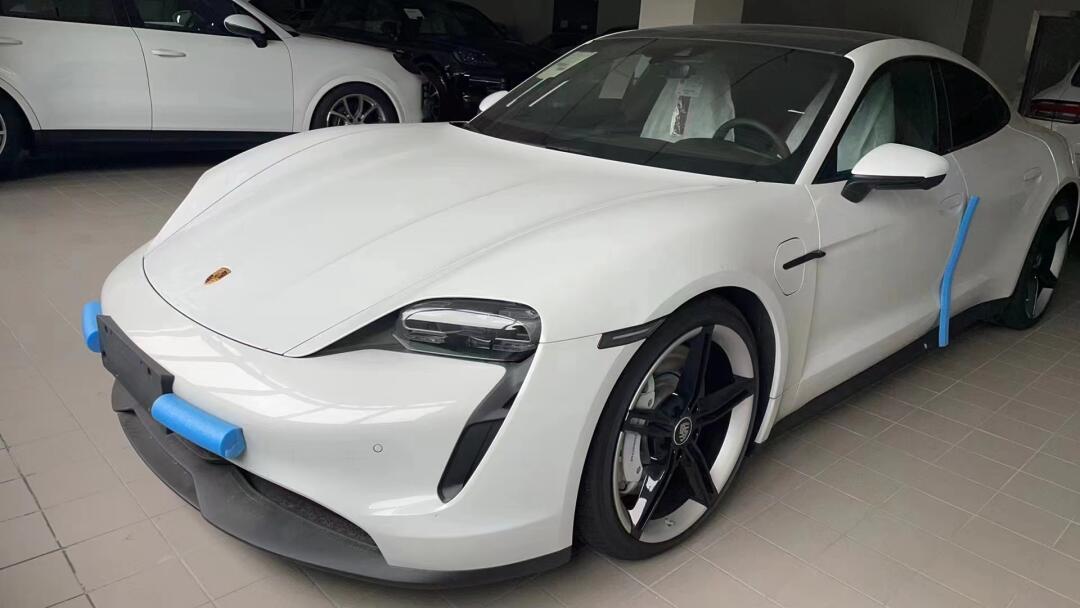 taycan 4s白红,带21 mission e轮_保时捷taycan社区_易车社区