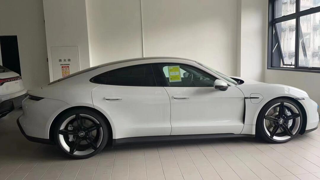 taycan 4s白红,带21 mission e轮_保时捷taycan社区_易车社区