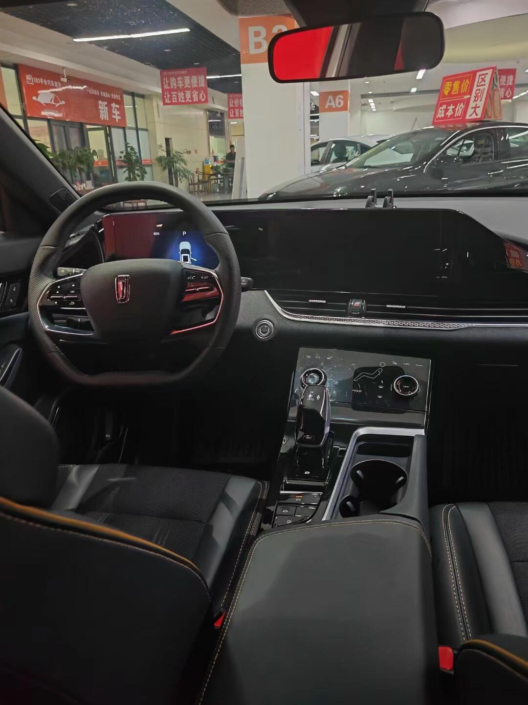 奔腾b70s是一款紧凑型suv,它采用了家族化设计的"数码雨滴"上格栅造型