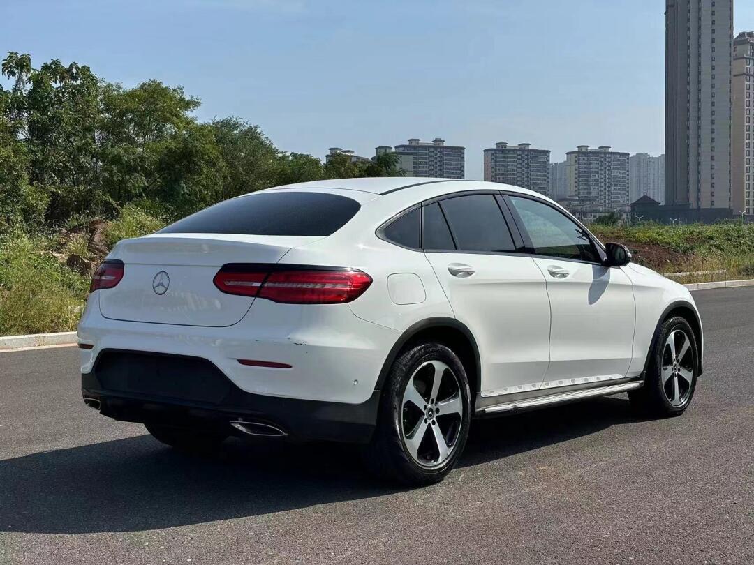 2019款 glc(进口) 改款 glc 200 4matic 轿跑suv是一款