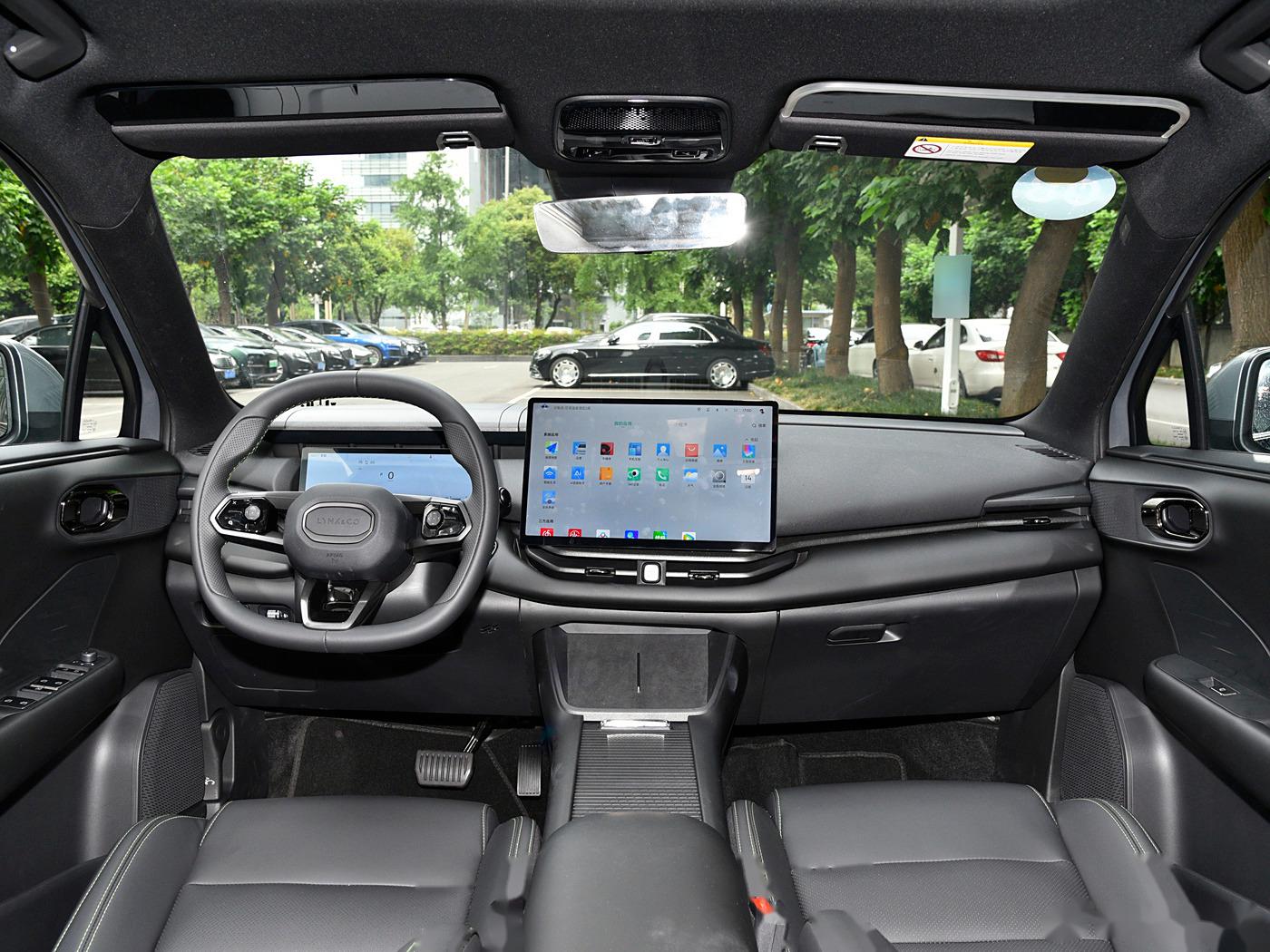 图1是领克06燃油版内饰,图2是领克06 em-p内饰,两者的主要差异: 燃油