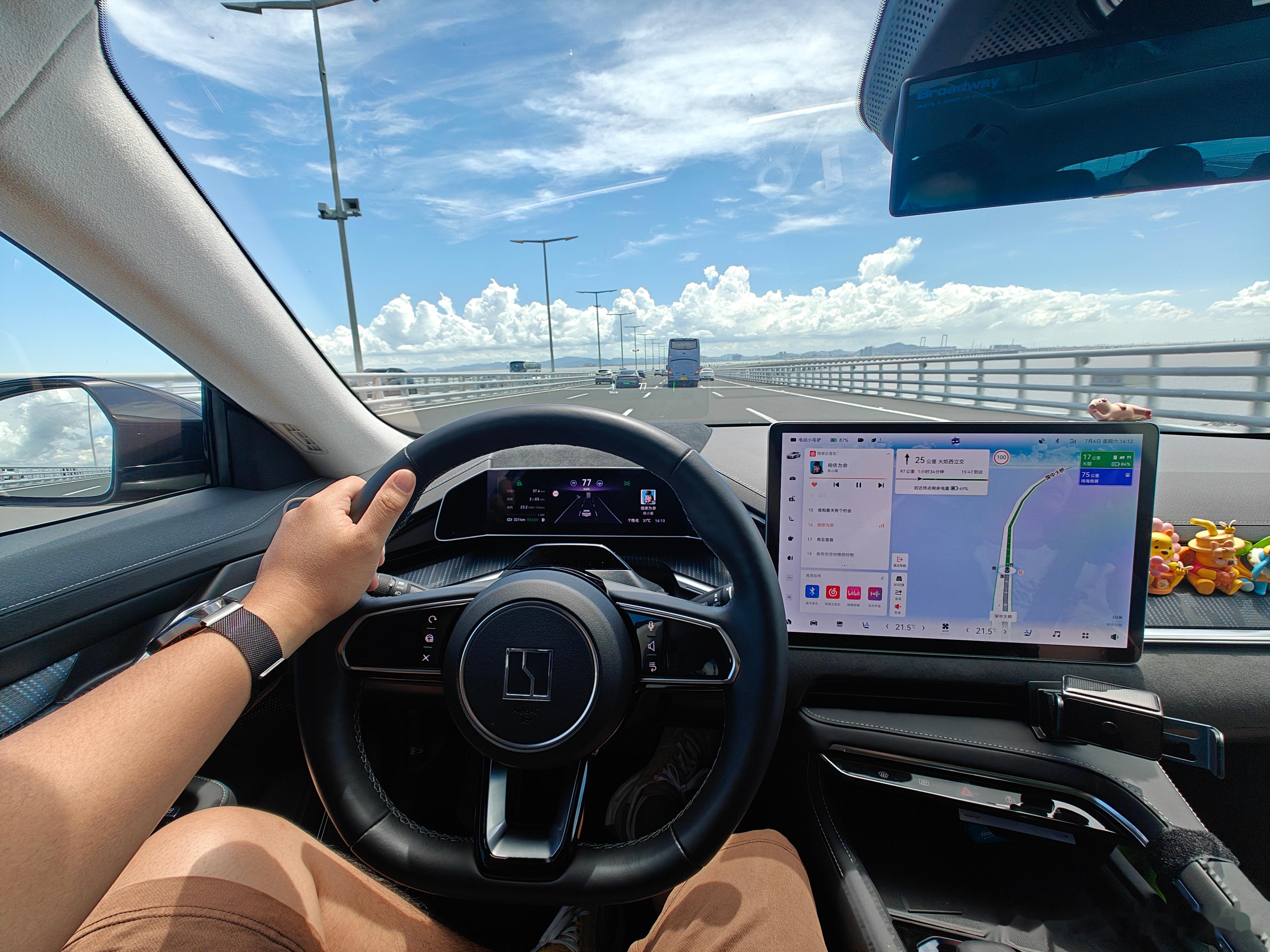 比如日常在路上开车,最重要的就是