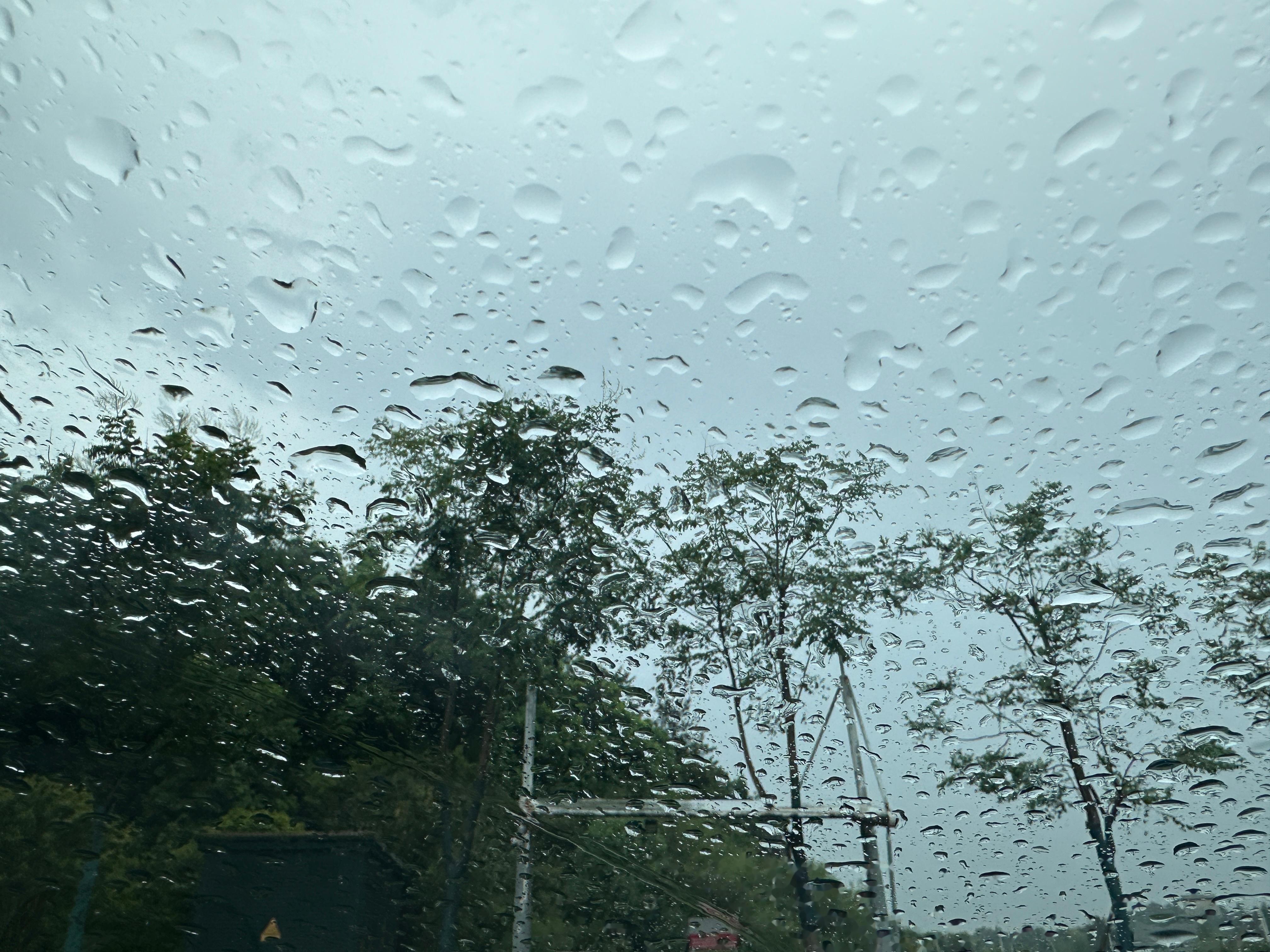 刷完车就下雨心情图片图片