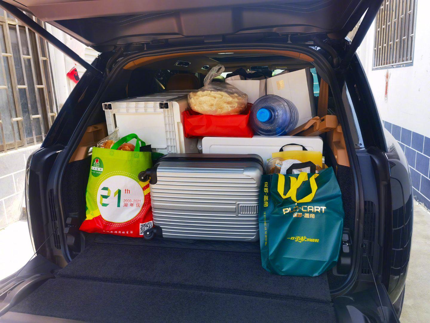 揽胜的这个后备箱,着实可以 每次回一趟老家,都像是搬家一样 大包小包