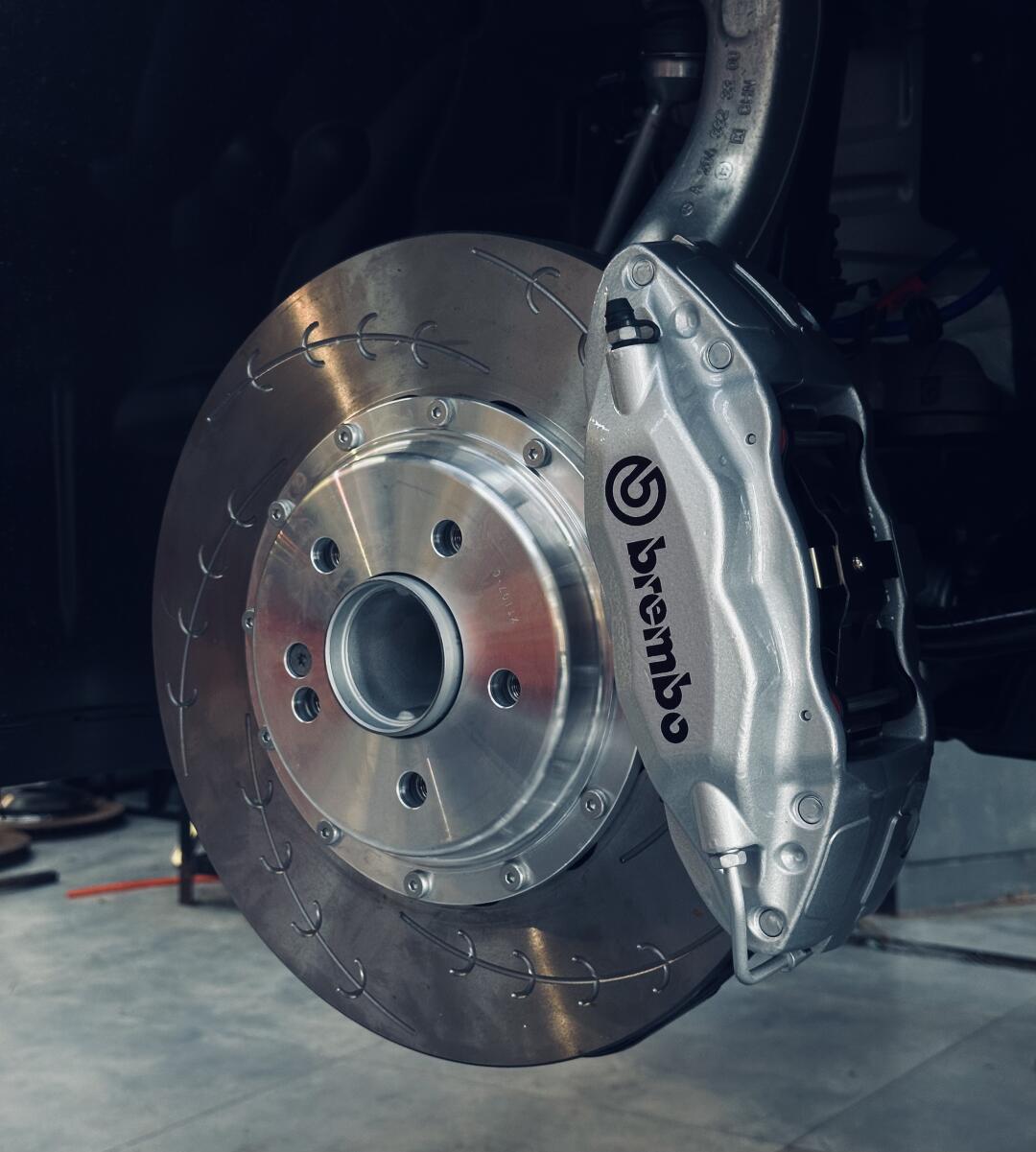 汽车卡钳brembo图片