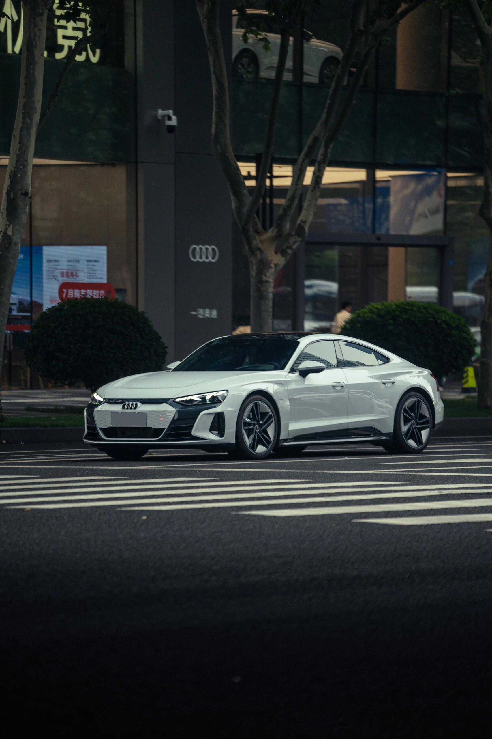 gt,偶遇一台我认为设计最完美的电车,实车是真的太帅了,_奥迪s e-tron