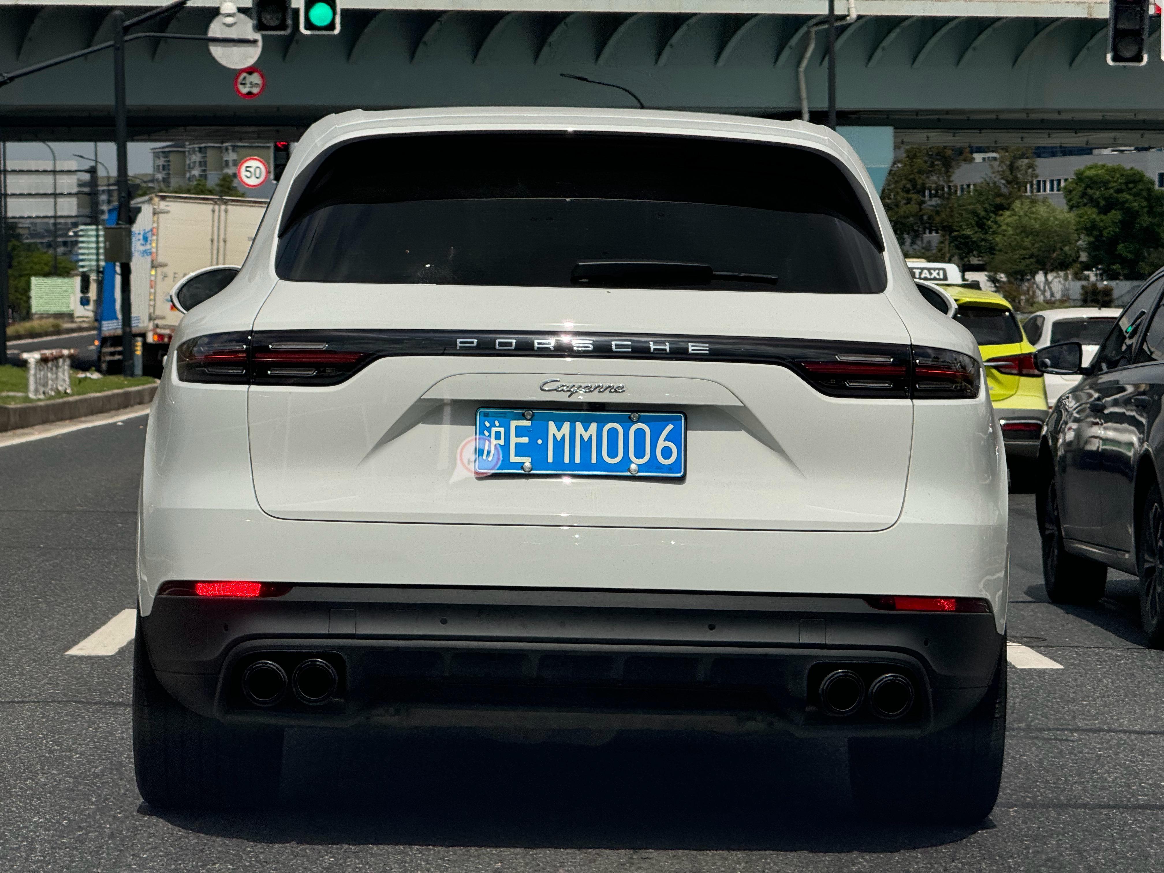 白色卡宴路人视角打几分… 保时捷算是不挑颜色的品牌